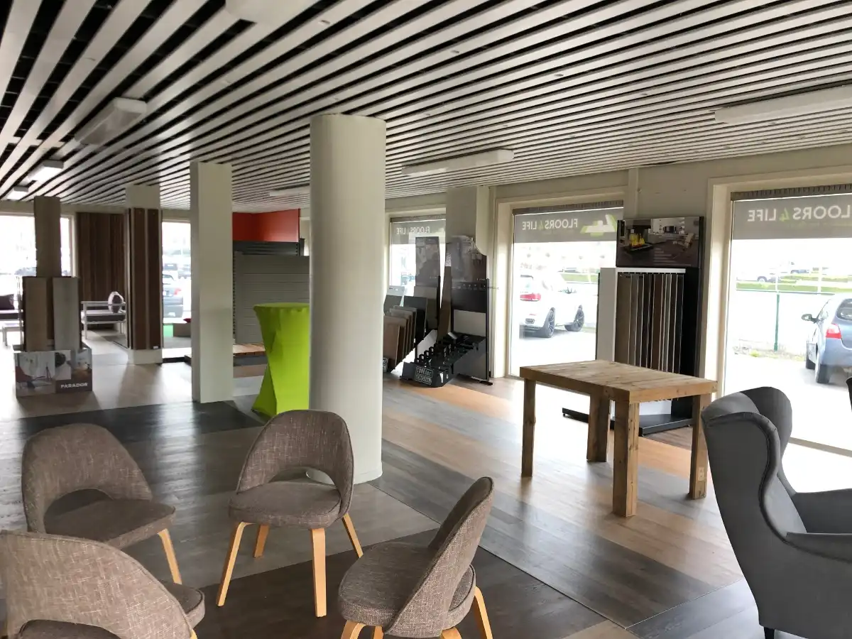 COMMERCIEEL GELEGEN HANDELSRUIMTE + PARKING foto 7