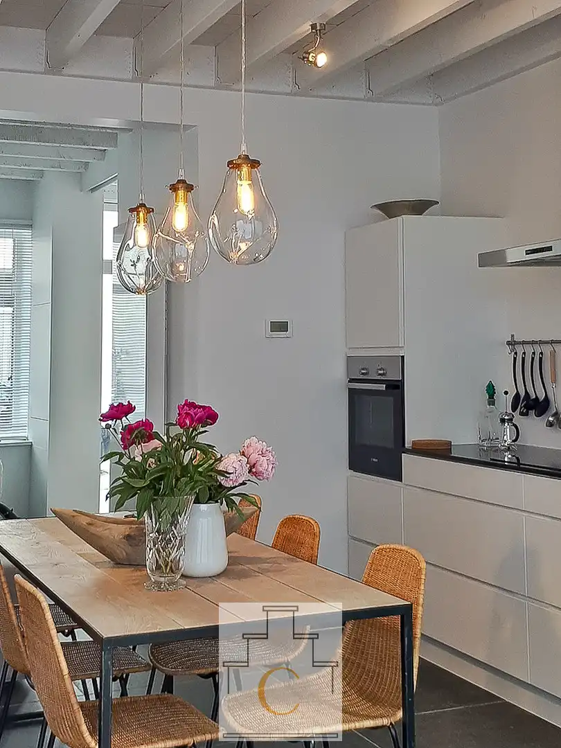 Trendy stadswoning - totaalrenovatie, strakke lijnen en een keitof terras - topligging Moerstraat foto 2