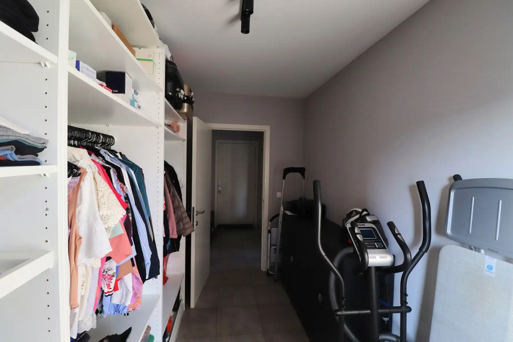 Energiezuinig gelijkvloers appartement met 2 slaapkamers, autostaanplaats en kelderberging. foto 8