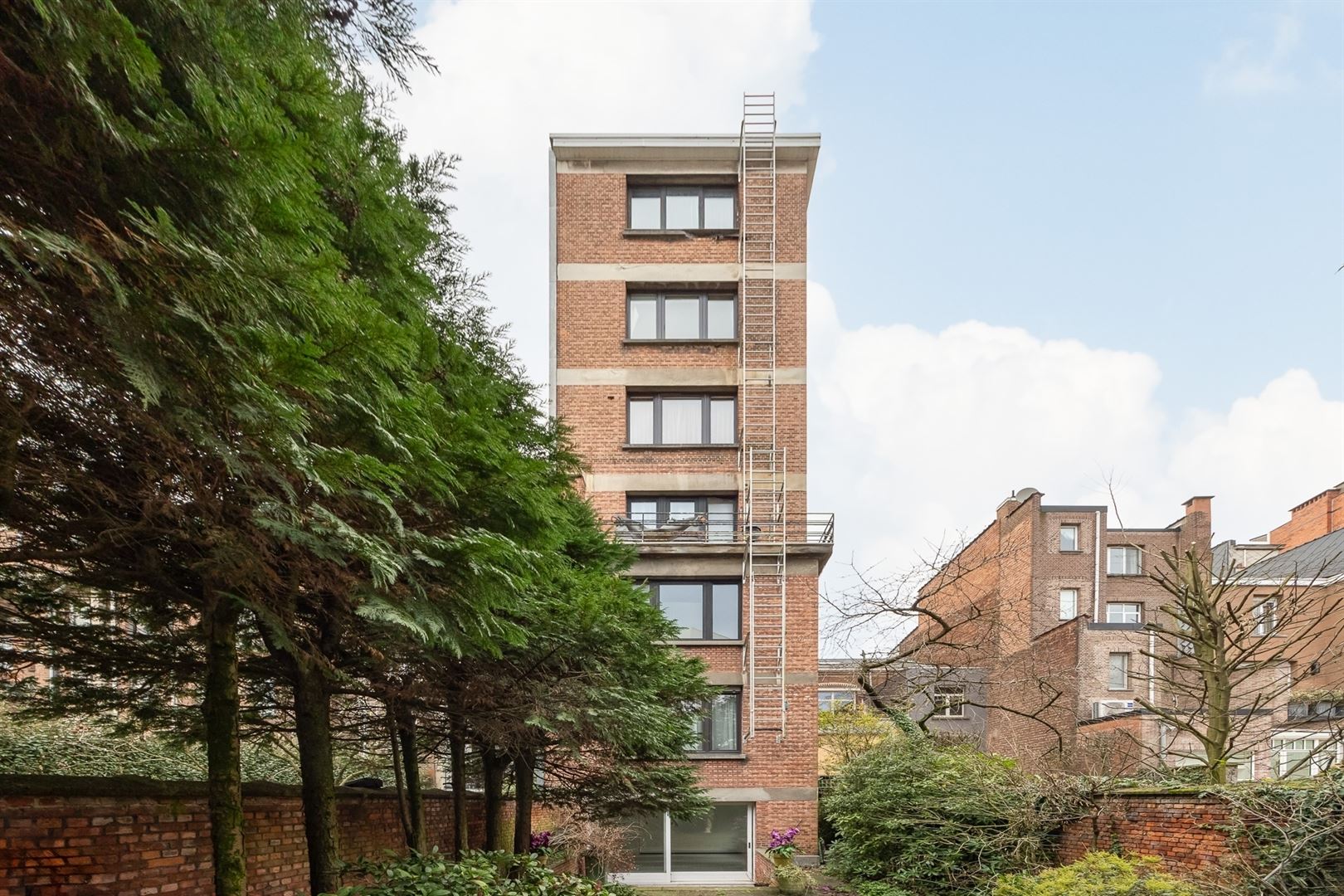 Te renoveren gelijkvloers kantoor/praktijk met tuin op toplocatie in Antwerpen

 foto 3