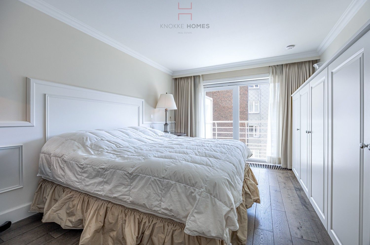 Gemeubeld appartement met frontaal zicht over het Van Bunnenplein en de zee. foto 5