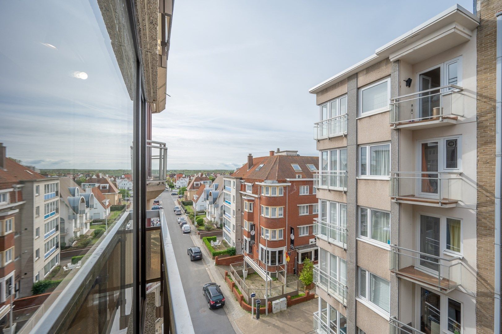 Prachtig afgewerkt appartement met twee slaapkamers en zijdelings zeezicht in Duinbergen.   foto 6