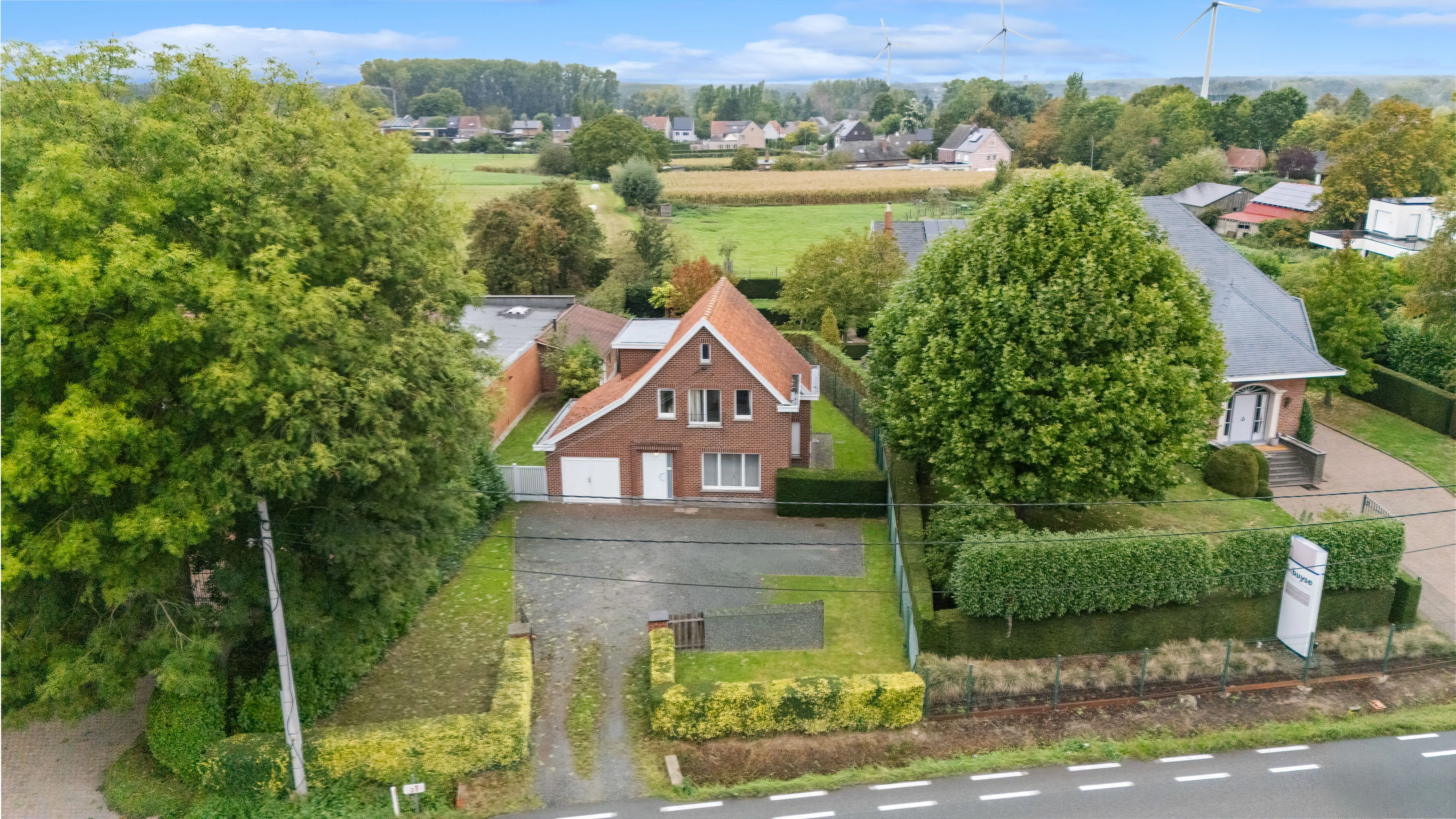 Ruime gezinswoning met 3 slpk & tuin op 619 m² in Oosterzele foto {{pictureIndex}}