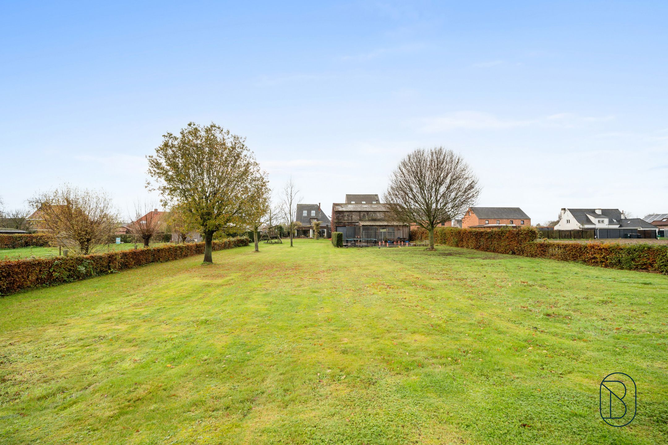 Stijlvolle gerenoveerde woning met loods in Zwevegem foto {{pictureIndex}}