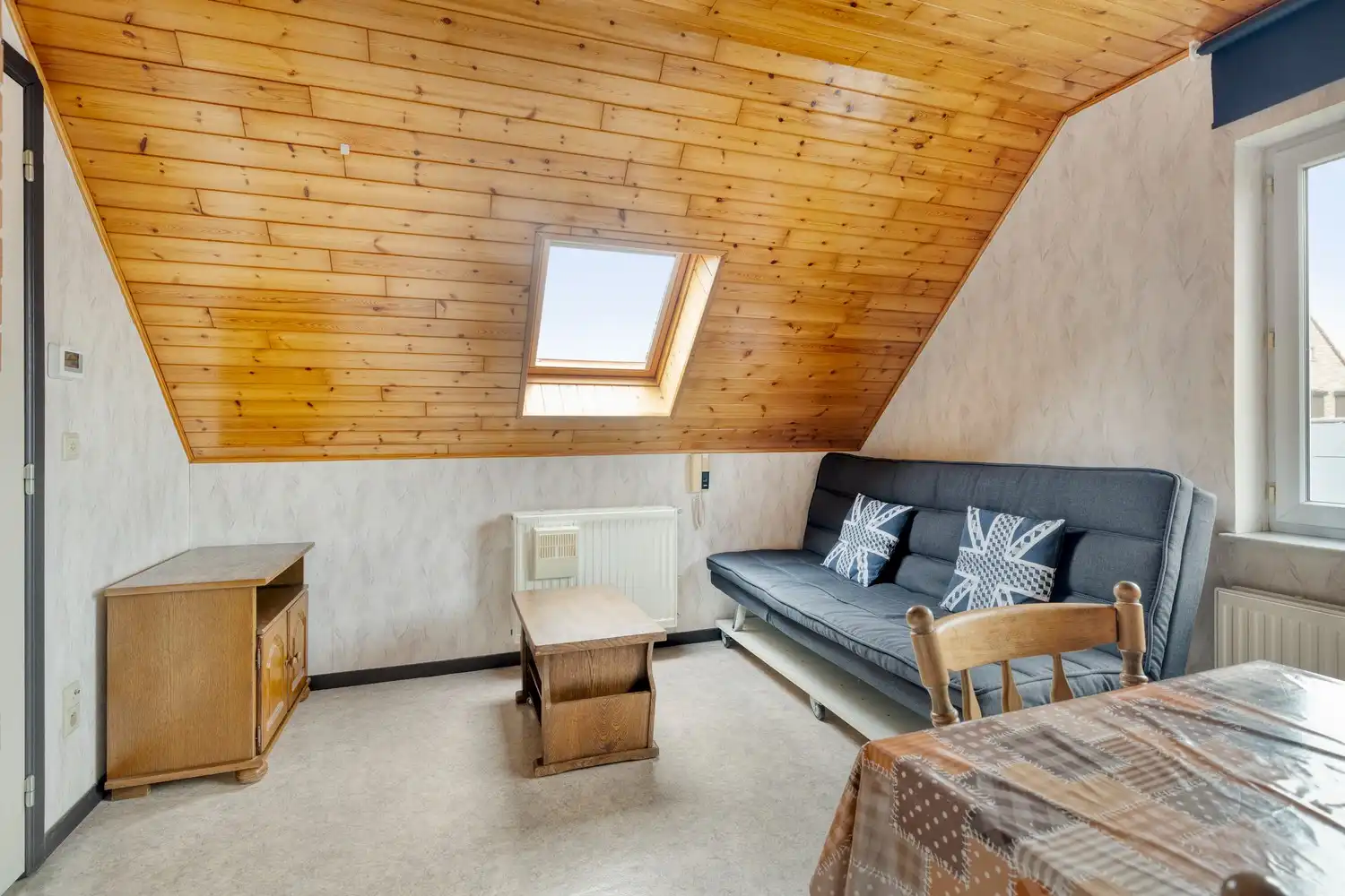 Halfopen bouwgrond met goed ingerichte dubbele garage foto 11