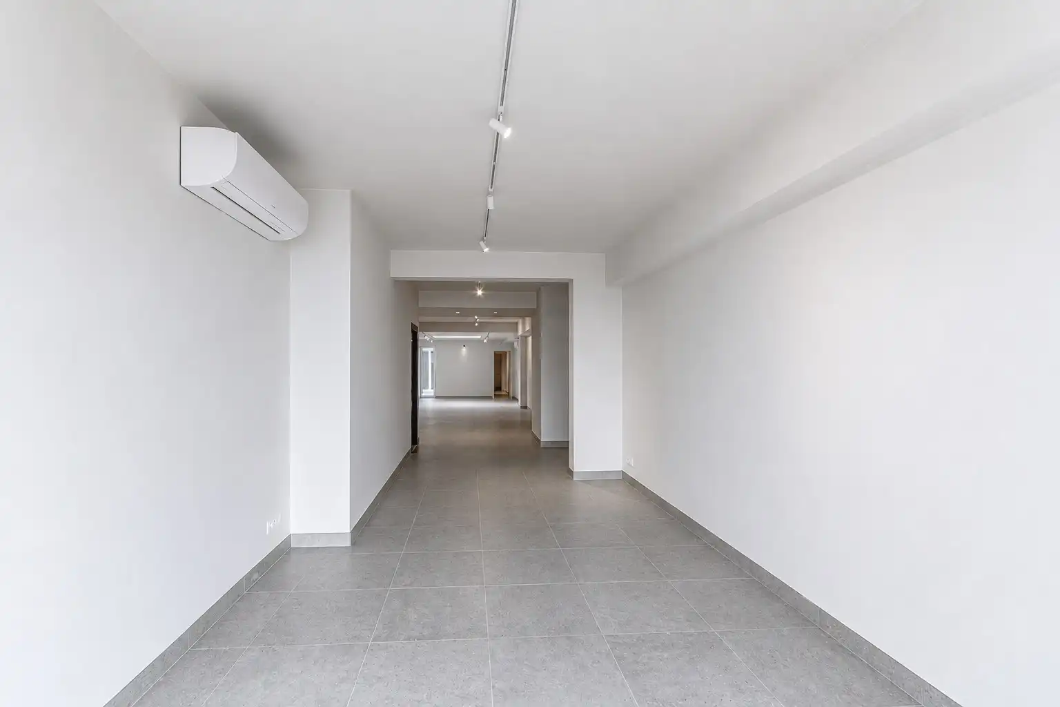 Instapklare winkel- en galerijruimte met studio en privatieve koer op de Zeedijk 694 foto 6