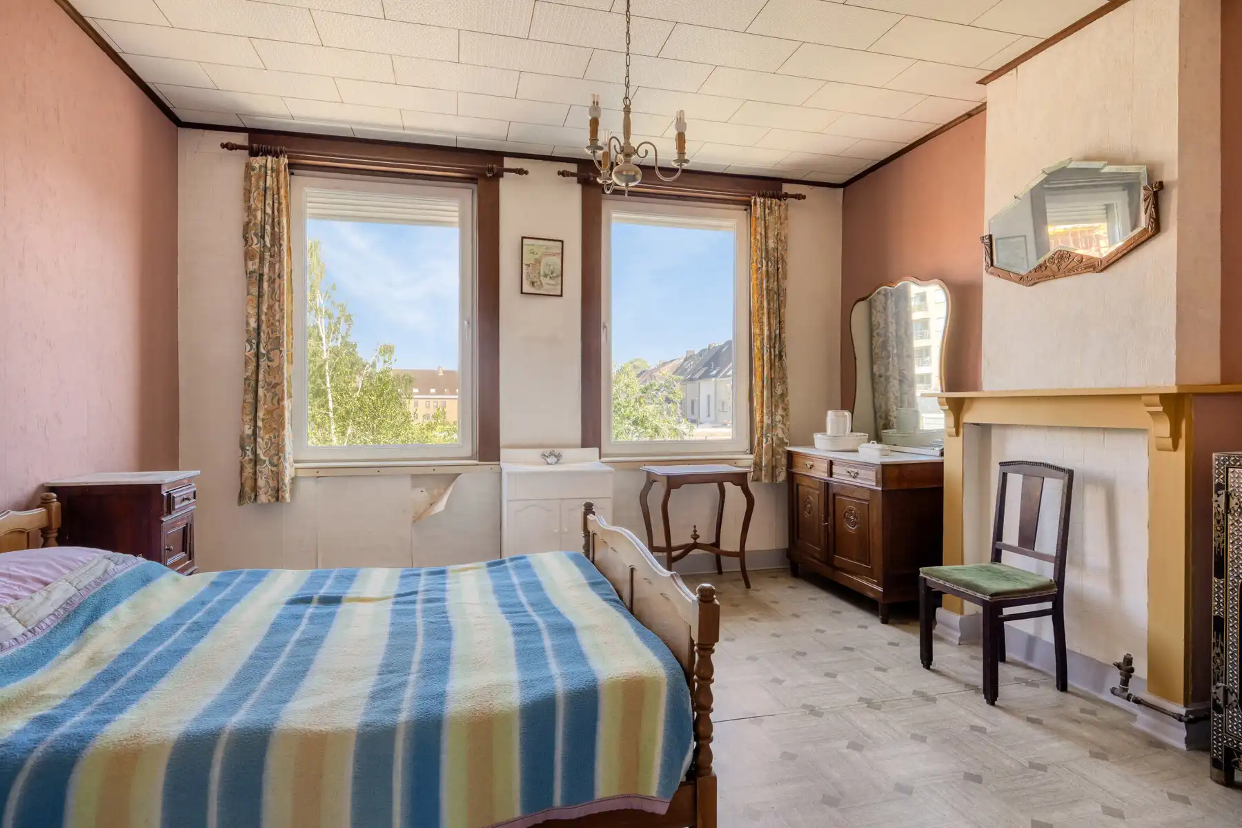TE KOOP - gesloten bebouwing met 2 slaapkamers en tuin foto 9