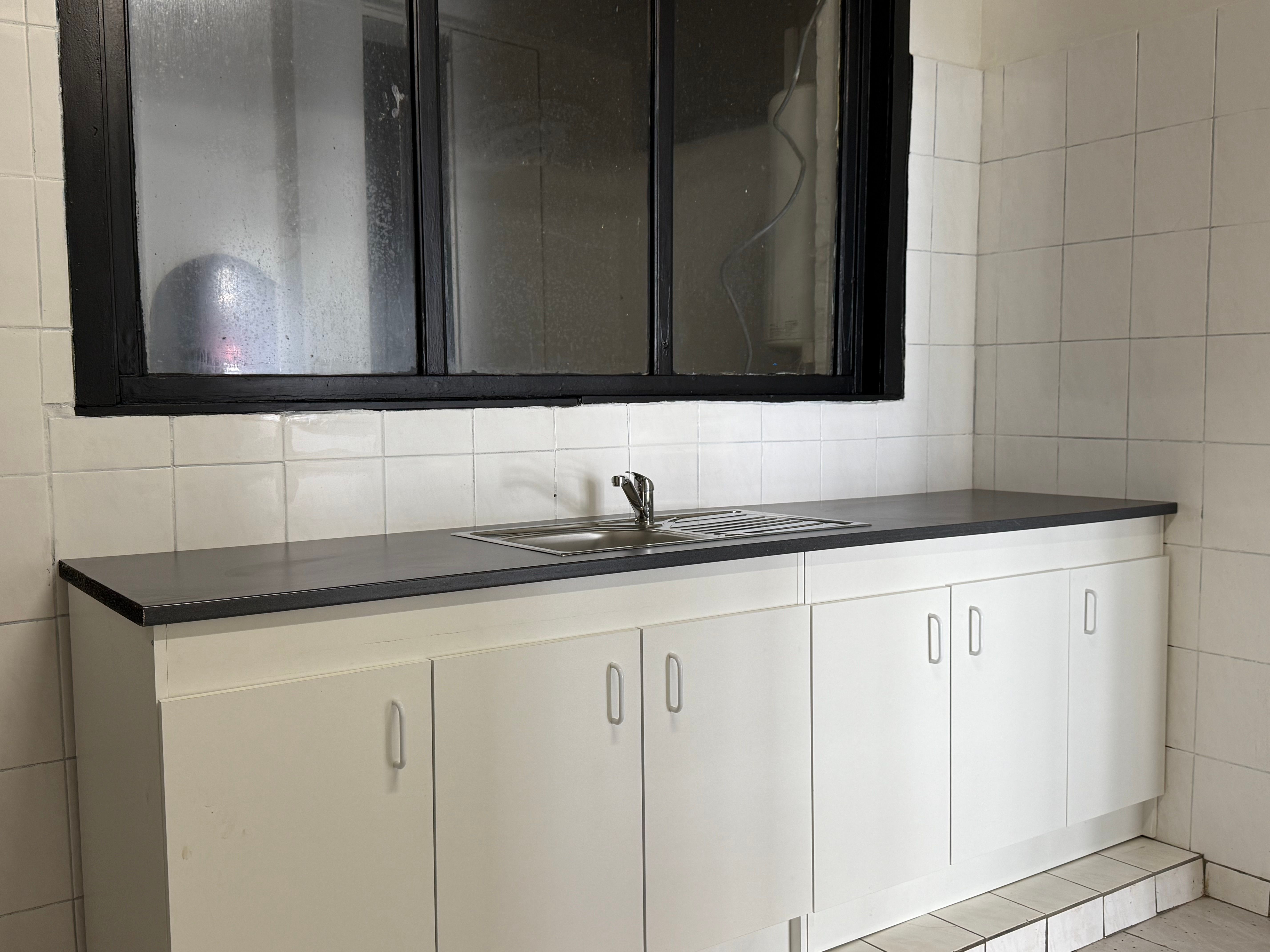 Zeer commercieel gelegen handelspand met woonst in Kortrijk. foto 9