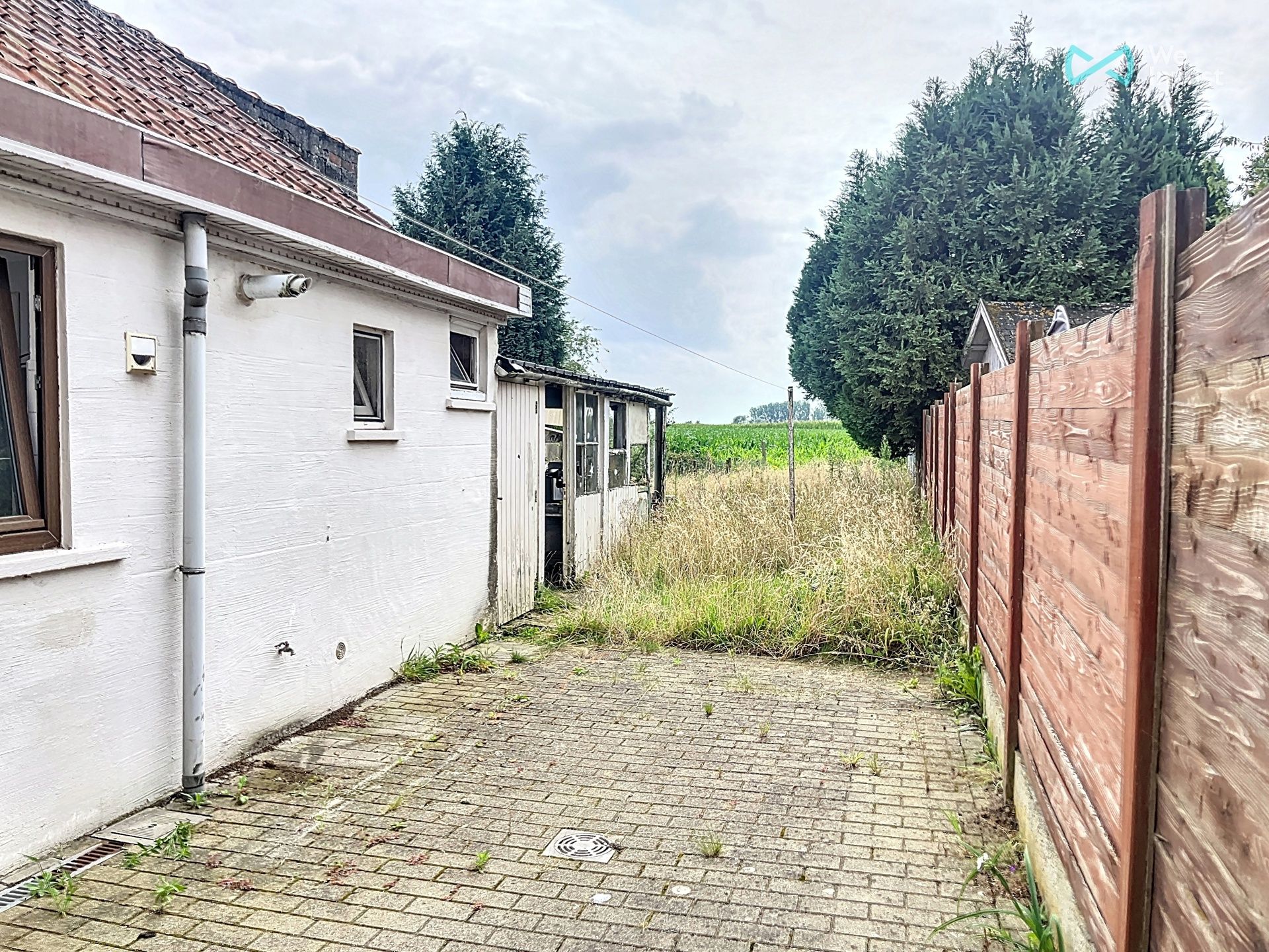 Woning met tuin met verzicht. Deze woning is op vandaag opgesplitst met vooraan een ruimte tot kantoor, vrij beroep,..., maar kan eenvoudig terug samengevoegd worden tot 1 geheel.  foto 3