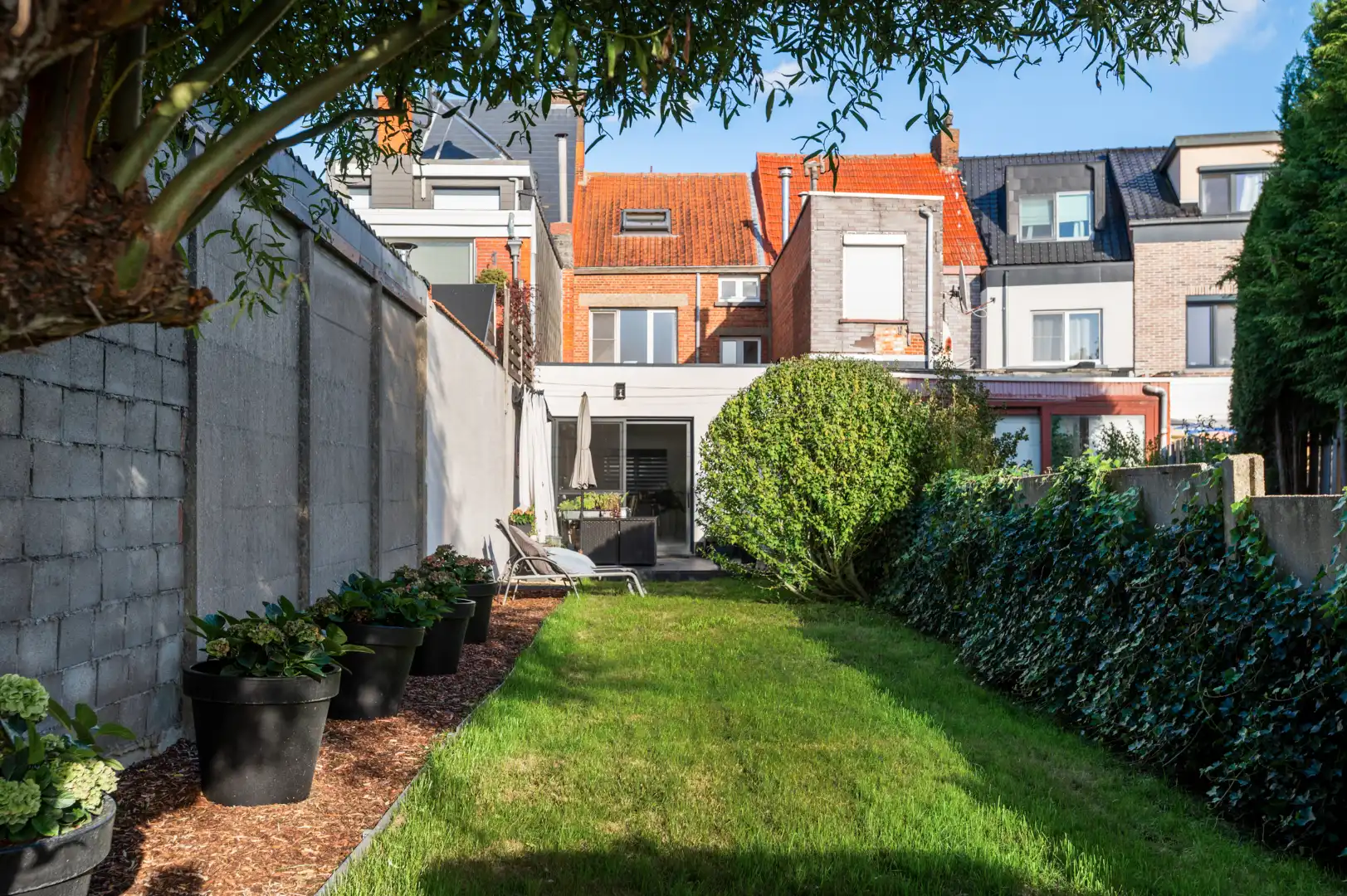 Verrassend ruim en energiezuinig wonen met een zonnige tuin in Schoten! foto 2
