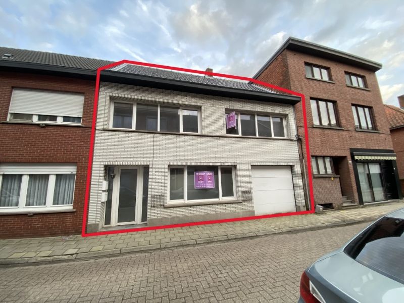 Hoofdfoto van de publicatie: GEDEELTELIJK TE RENOVEREN woning centrum Geel met inpandige garage