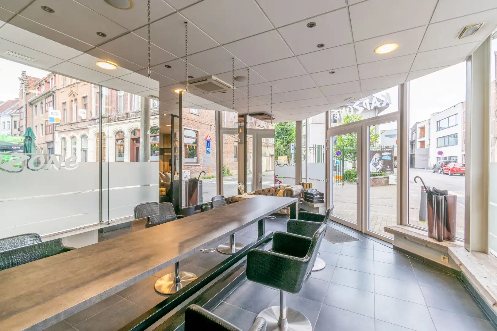 Een handels gelijkvloers op een perfecte commerciële (Possozplein)!  foto 3
