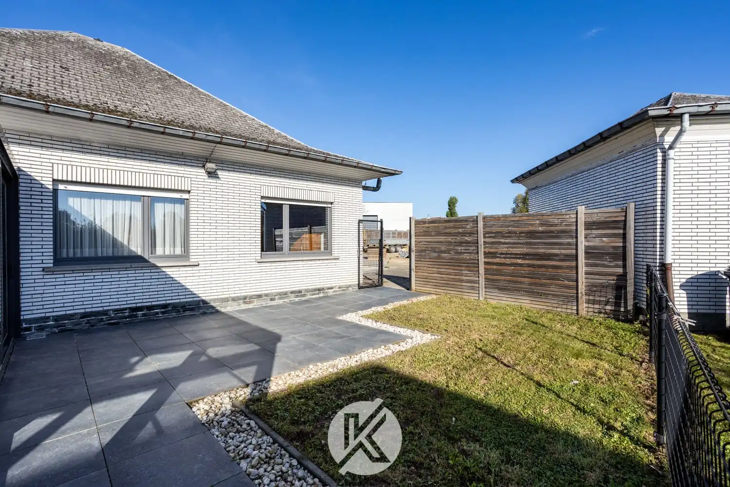 Robuuste, tijdloze villa met veel potentieel foto 27