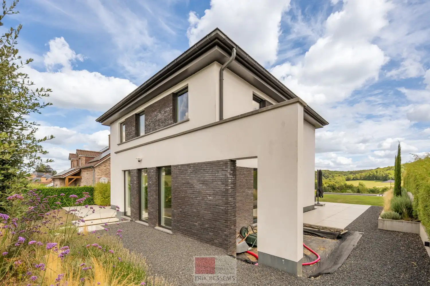 Op een royaal perceel van circa 910 m² ligt deze moderne en energiezuinige woning van circa 177 m² bewoonbare oppervlakte, met een weids panorama over het Limburgse Heuvelland. foto 52