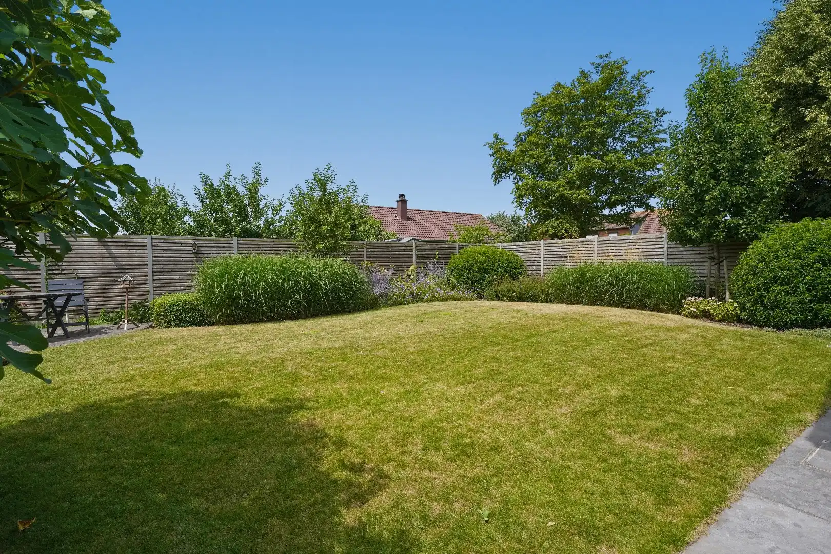 Rustig gelegen open bebouwing (type bungalow / gelijkvloerswoning) met 3 slaapkamers en prachtige tuin te Diksmuide. foto 2