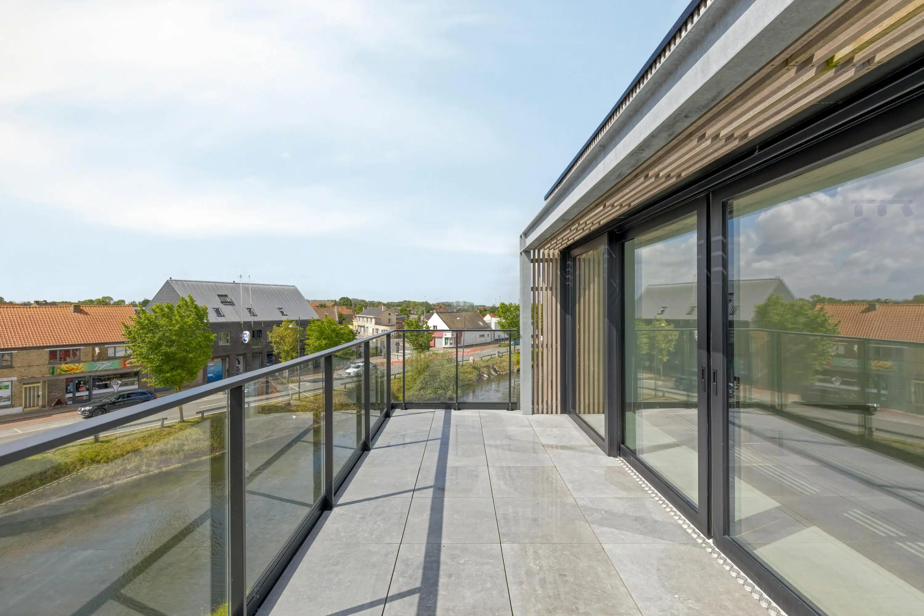 Appartement met één slaapkamer en ruim terras over het water foto 18