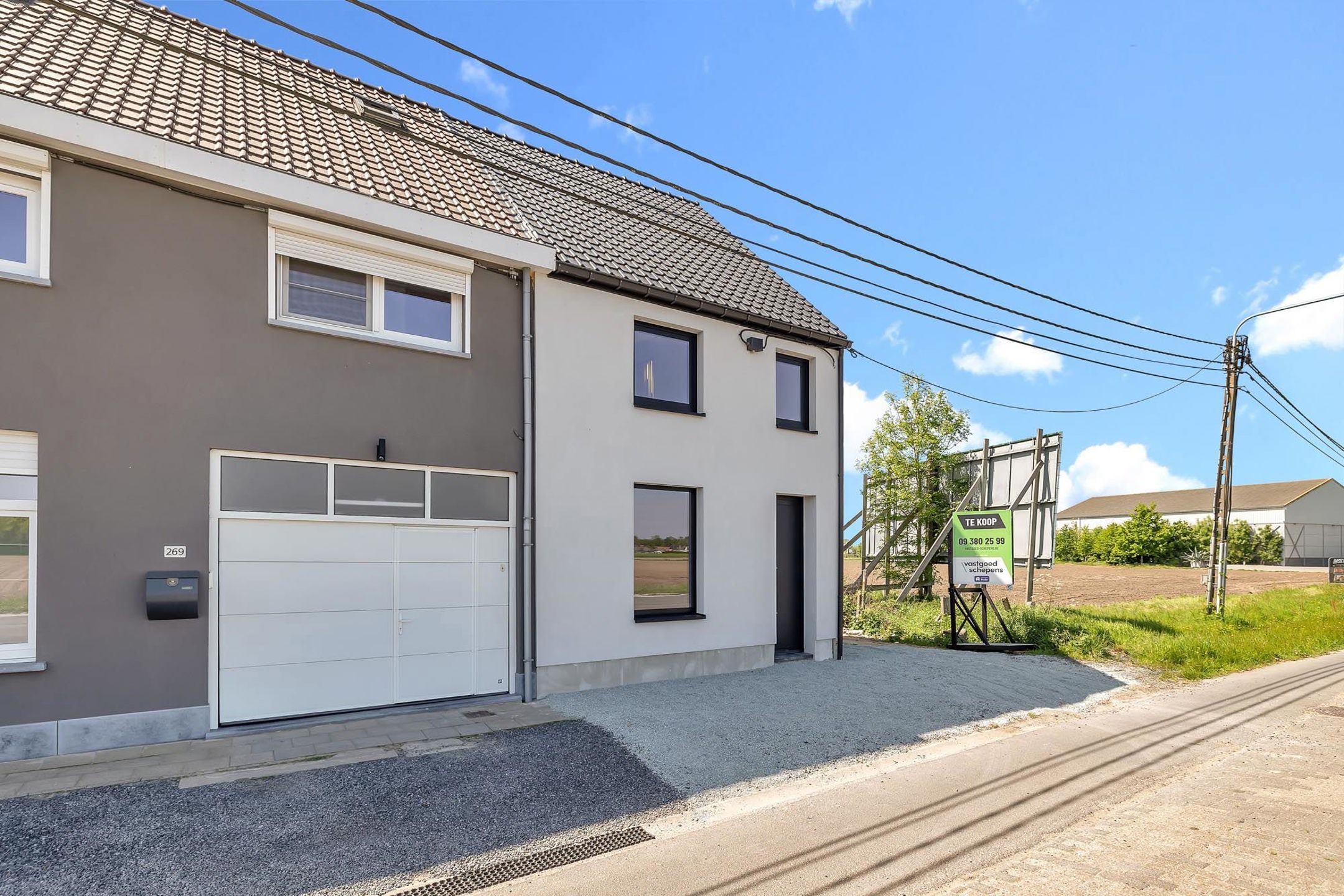 Volledig vernieuwde halfopen woning met verzicht op de agrarische omgeving foto {{pictureIndex}}