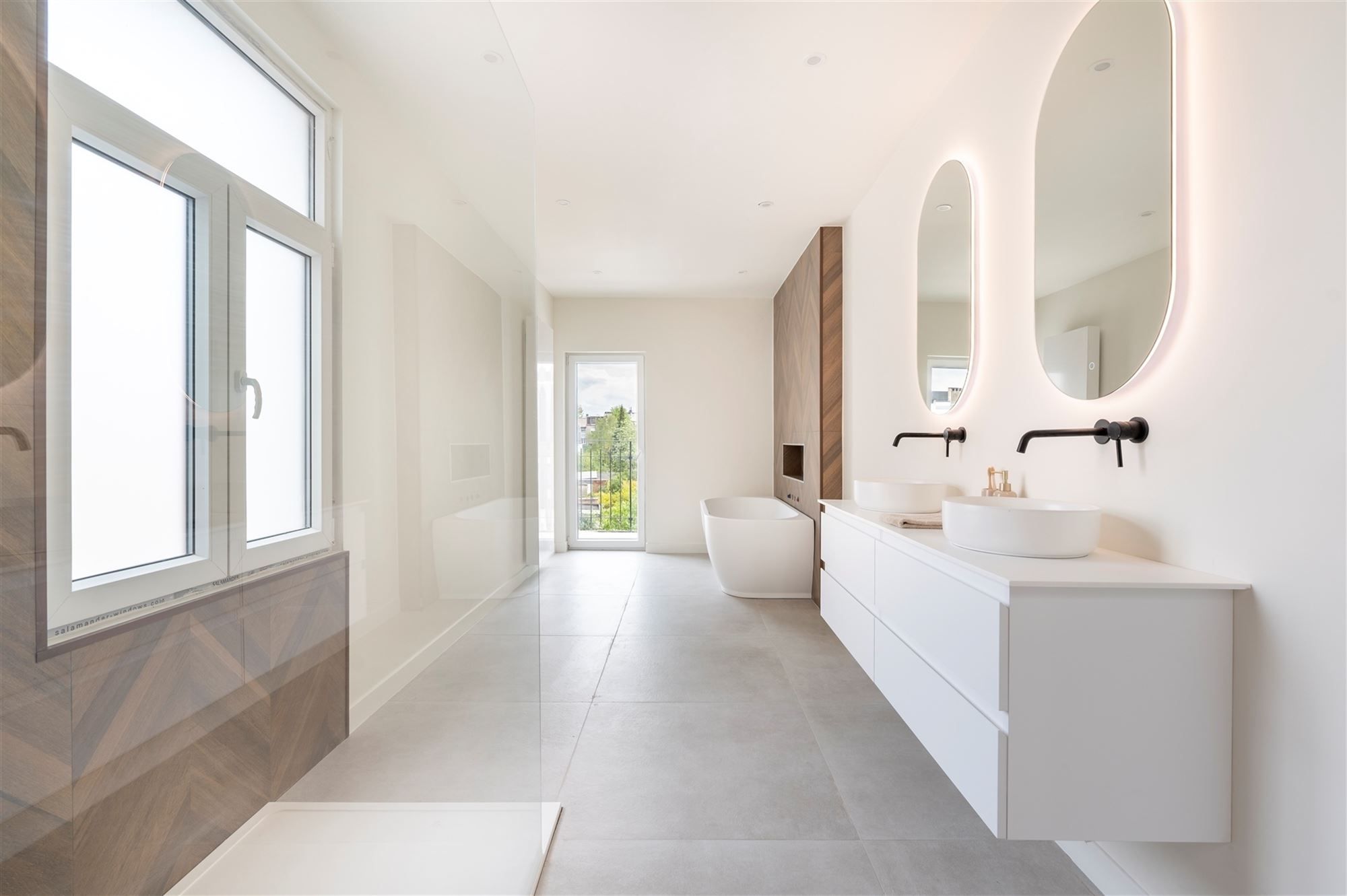 Ruime gerenoveerde woning met tuin foto 30