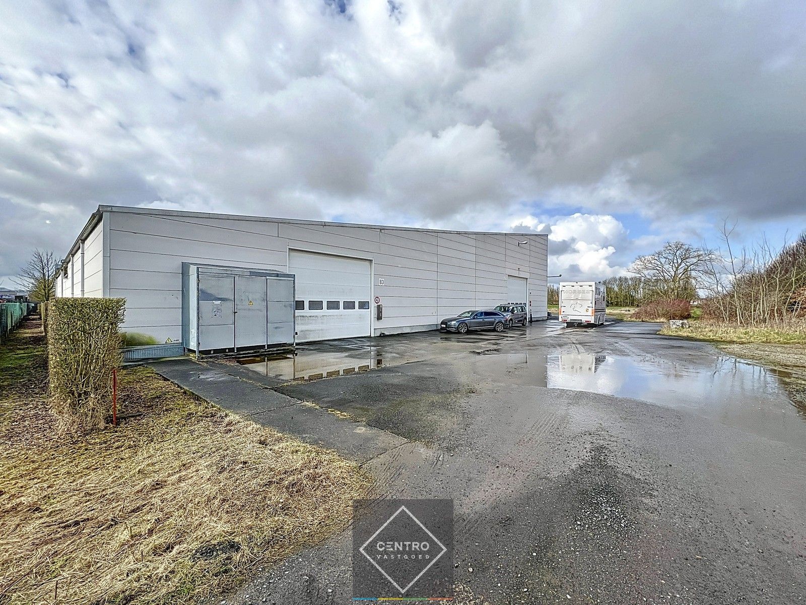 Instapklaar BEDRIJFSGEBOUW bestaande uit een geïsoleerd MAGAZIJN (± 2.935m²) met KANTOORGEBOUW (± 305m²). Ruim verhard buitenterrein én 2 rolbruggen. Op industriezone te Houthulst. foto 3