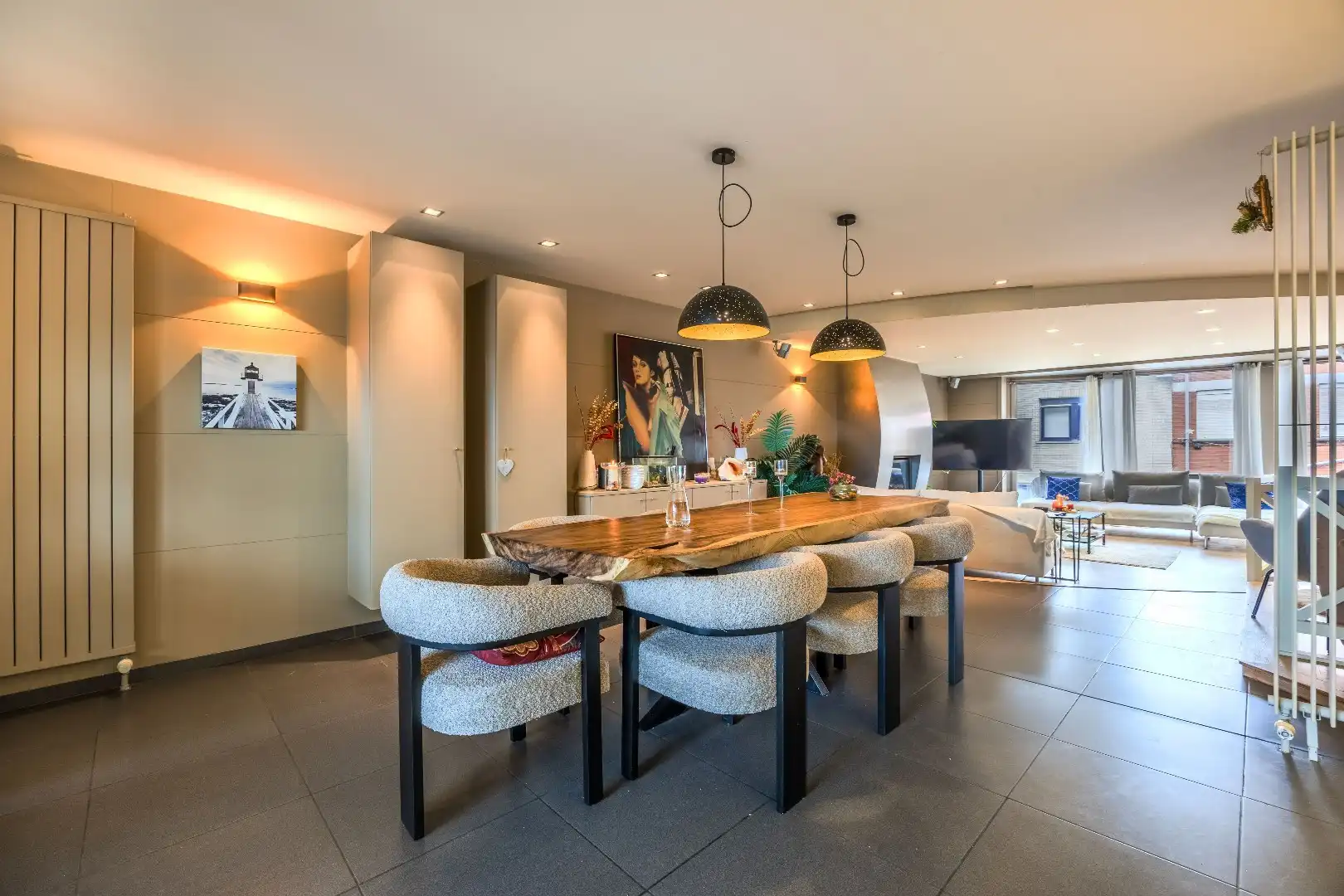 Prachtige woning met dubbele garage en tuin  foto {{pictureIndex}}