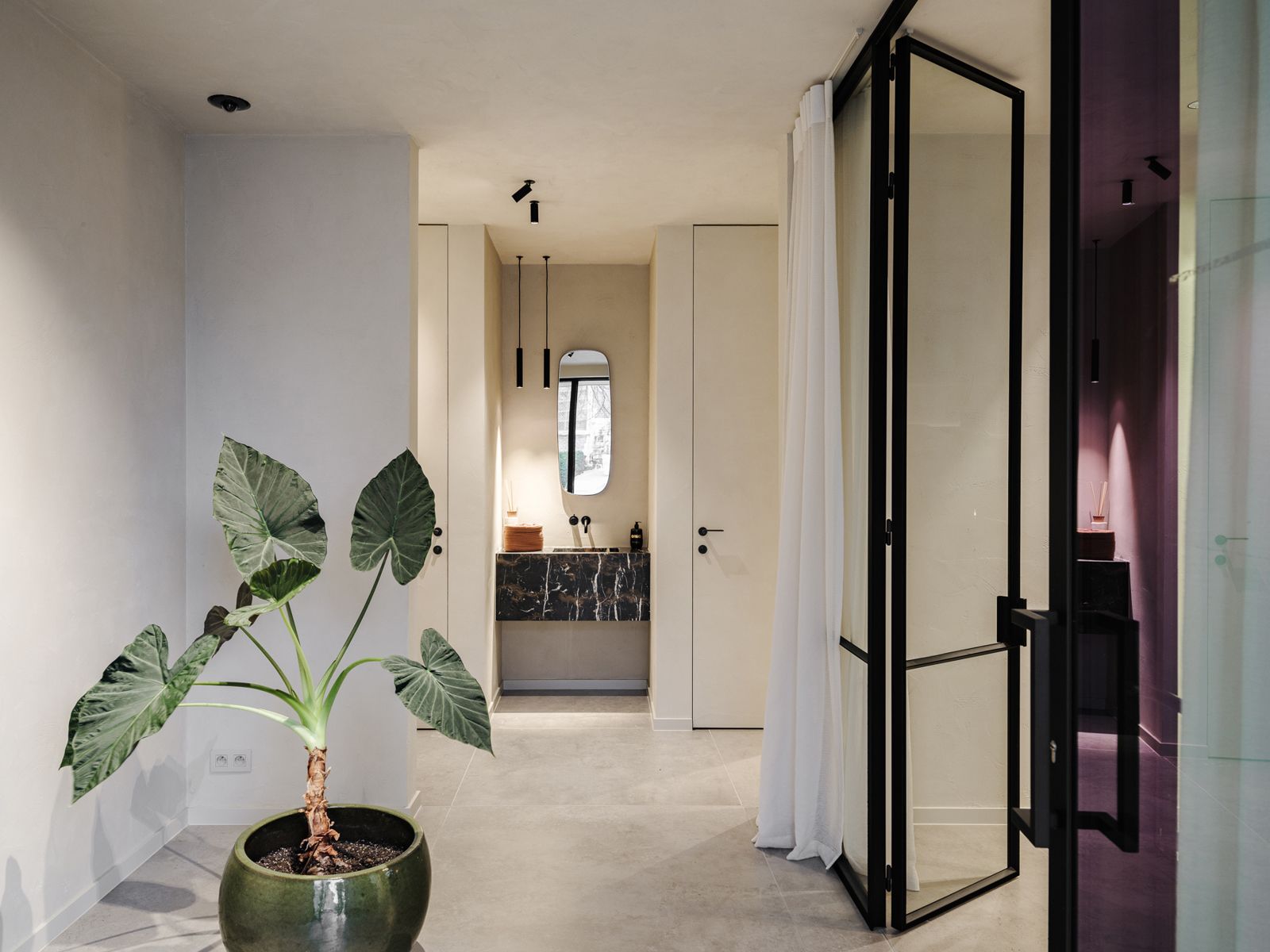 High-end, energiezuinig kantoor met ruime parkeerplaats foto {{pictureIndex}}
