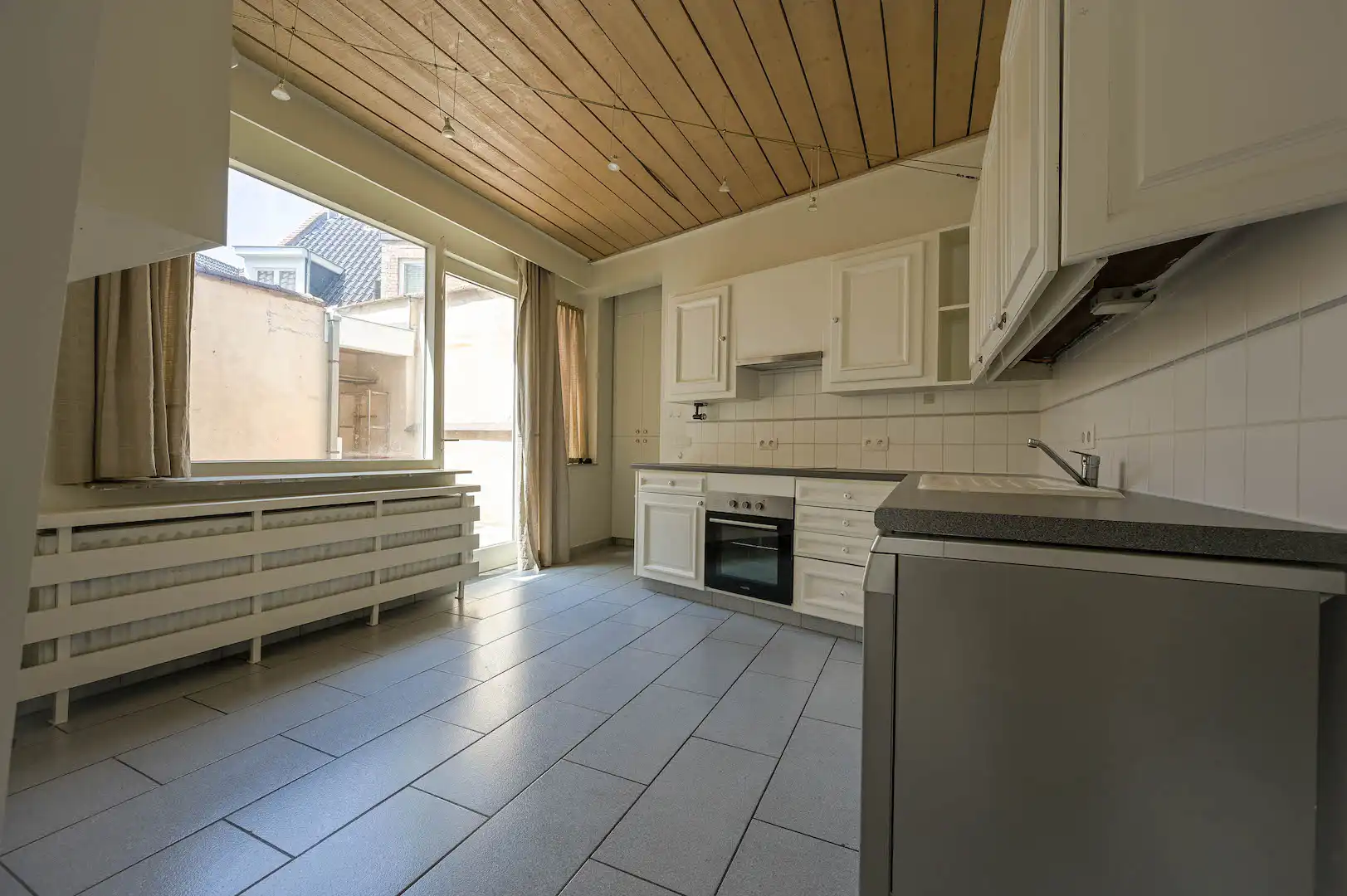 Brugs huis in de schaduw van Jeruzalemkerk, authentieke 16e-17e eeuwse gevel foto 9