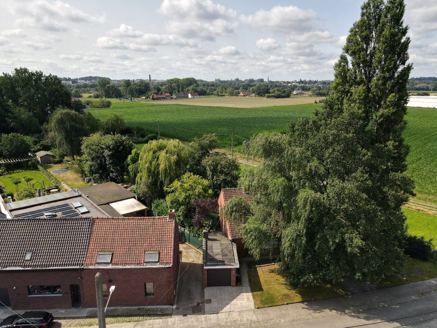 Hoofdfoto van de publicatie: RUIME WONING MET 4 SLPKS, RUIME TUIN EN POLYVALENTE RUIMTE