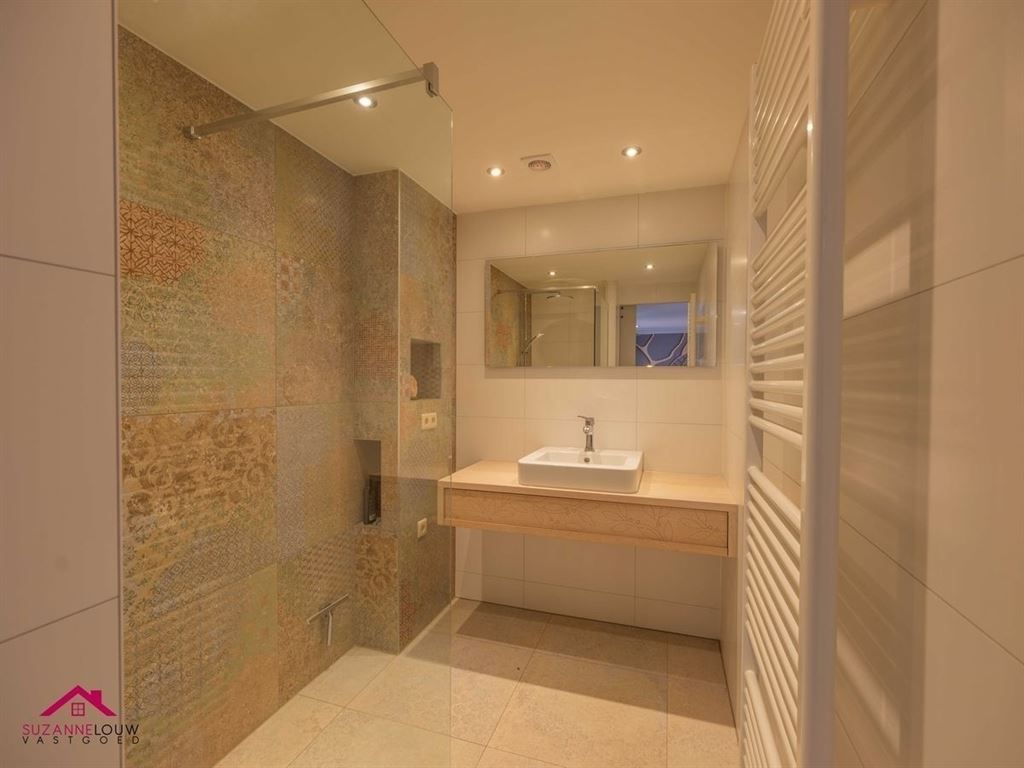 Stijlvol gerenoveerde verrassend ruime vrijstaande woning foto 25