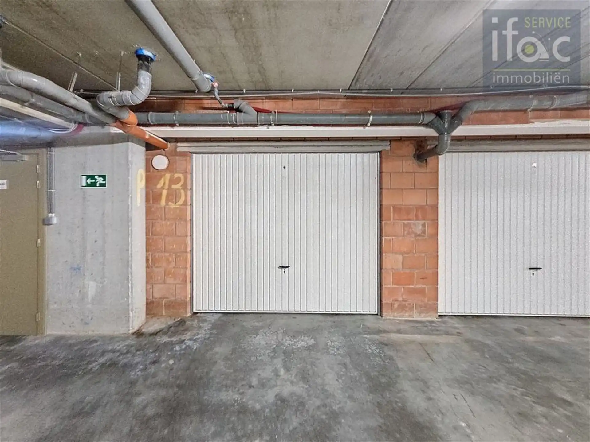 Garagebox met automatische poort foto {{pictureIndex}}