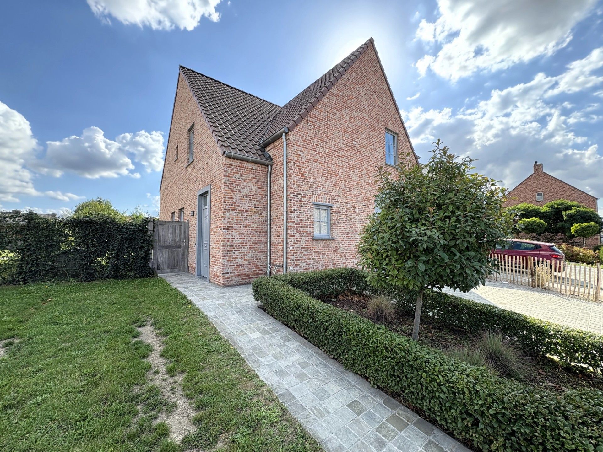 Instapklare nieuwbouw woning in Sint-Eloois-Vijve foto {{pictureIndex}}