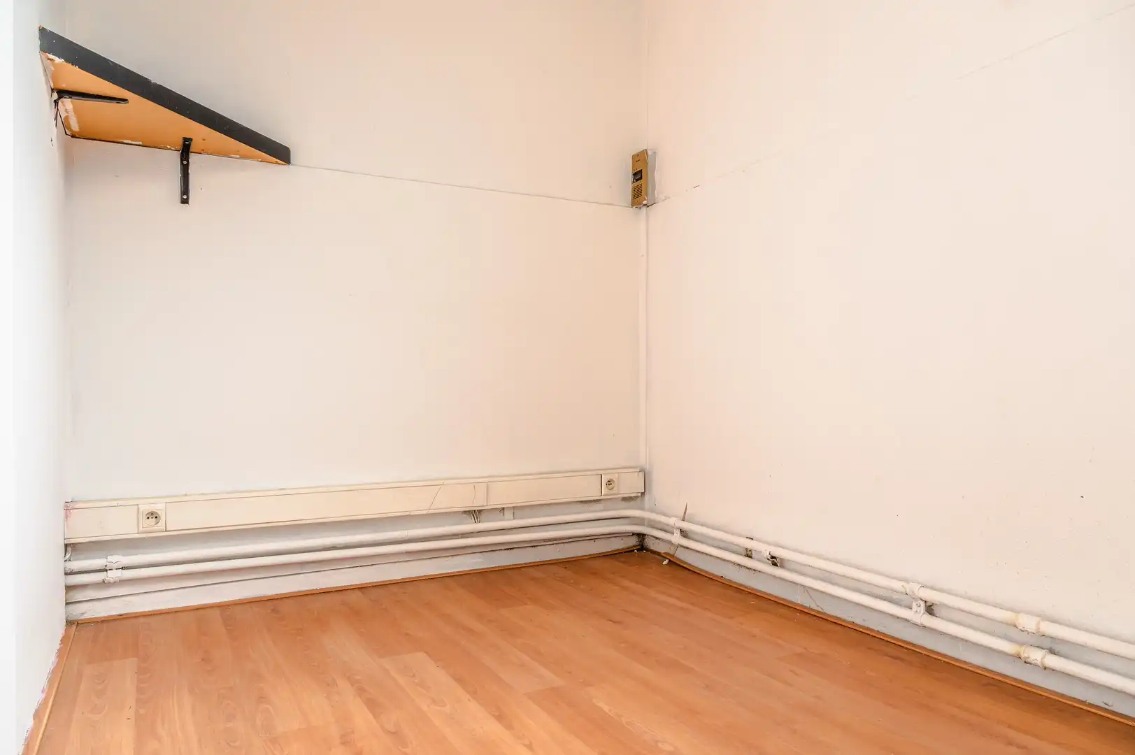 Handelsgelijkvloers ca.100 m² te koop in centrum Burcht. foto 8