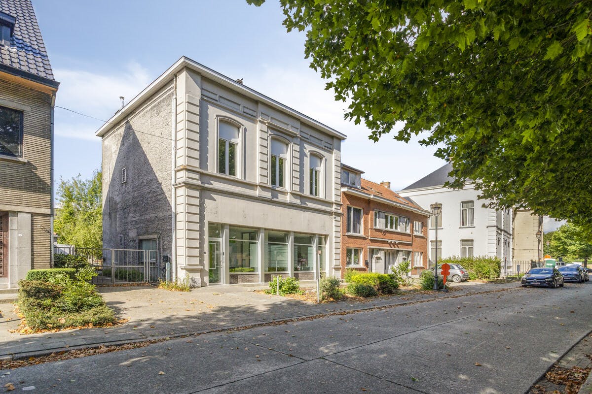 Mooie herenwoning in Schellebelle te koop met tuin en garage foto {{pictureIndex}}