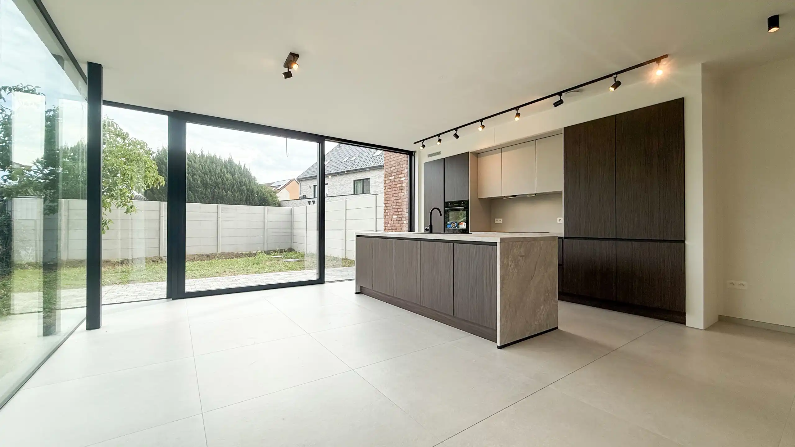 Kwalitatief afgewerkte nieuwbouwwoning op centrale ligging! foto 4