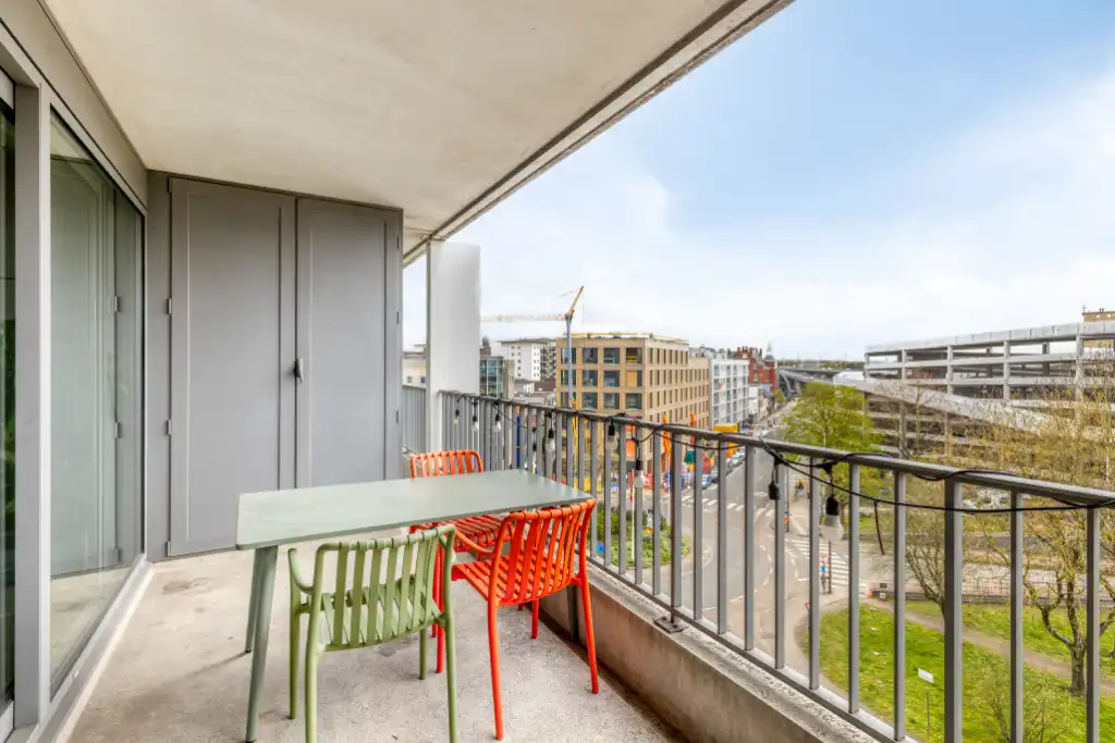 Ruim 3-slaapkamerappartement met zuidgericht terras en open zichten. foto 5