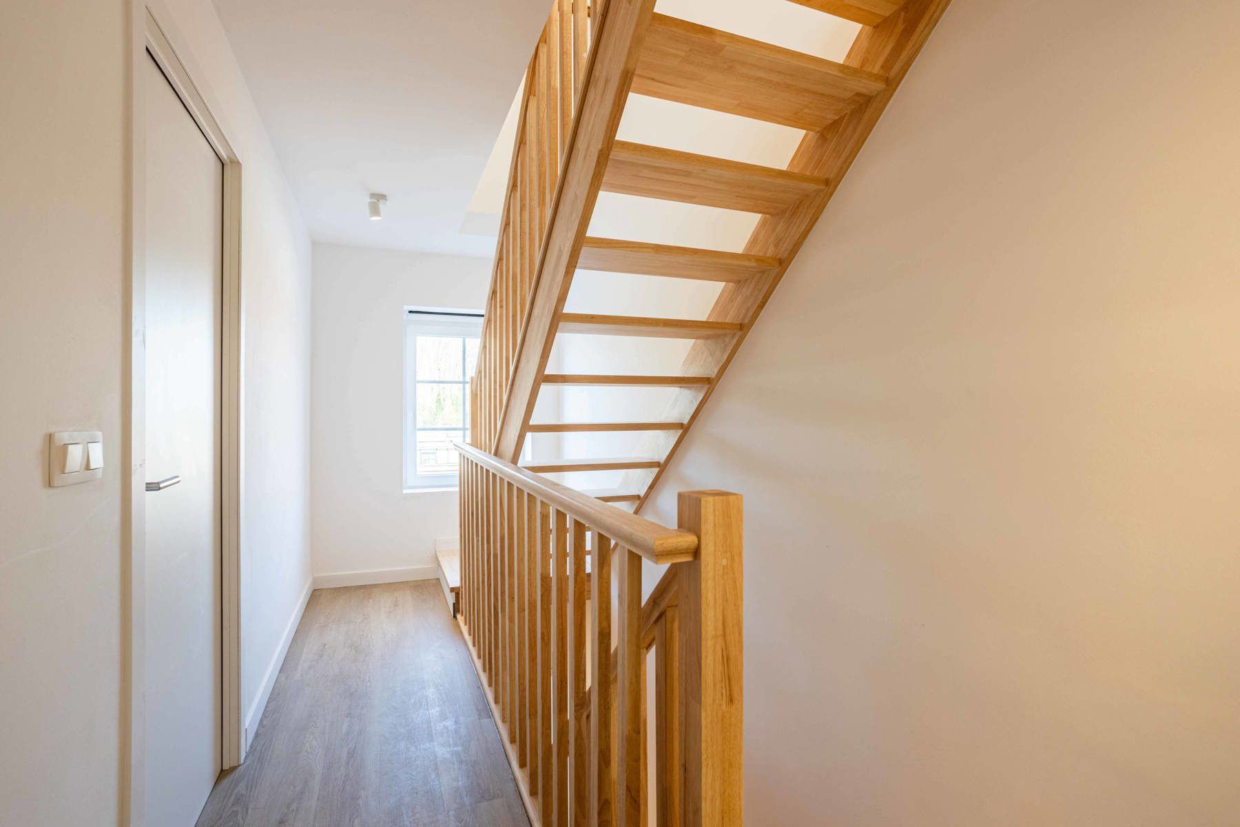 Gerenoveerde woning met 3 slaapkamers en 2 badkamers foto 9