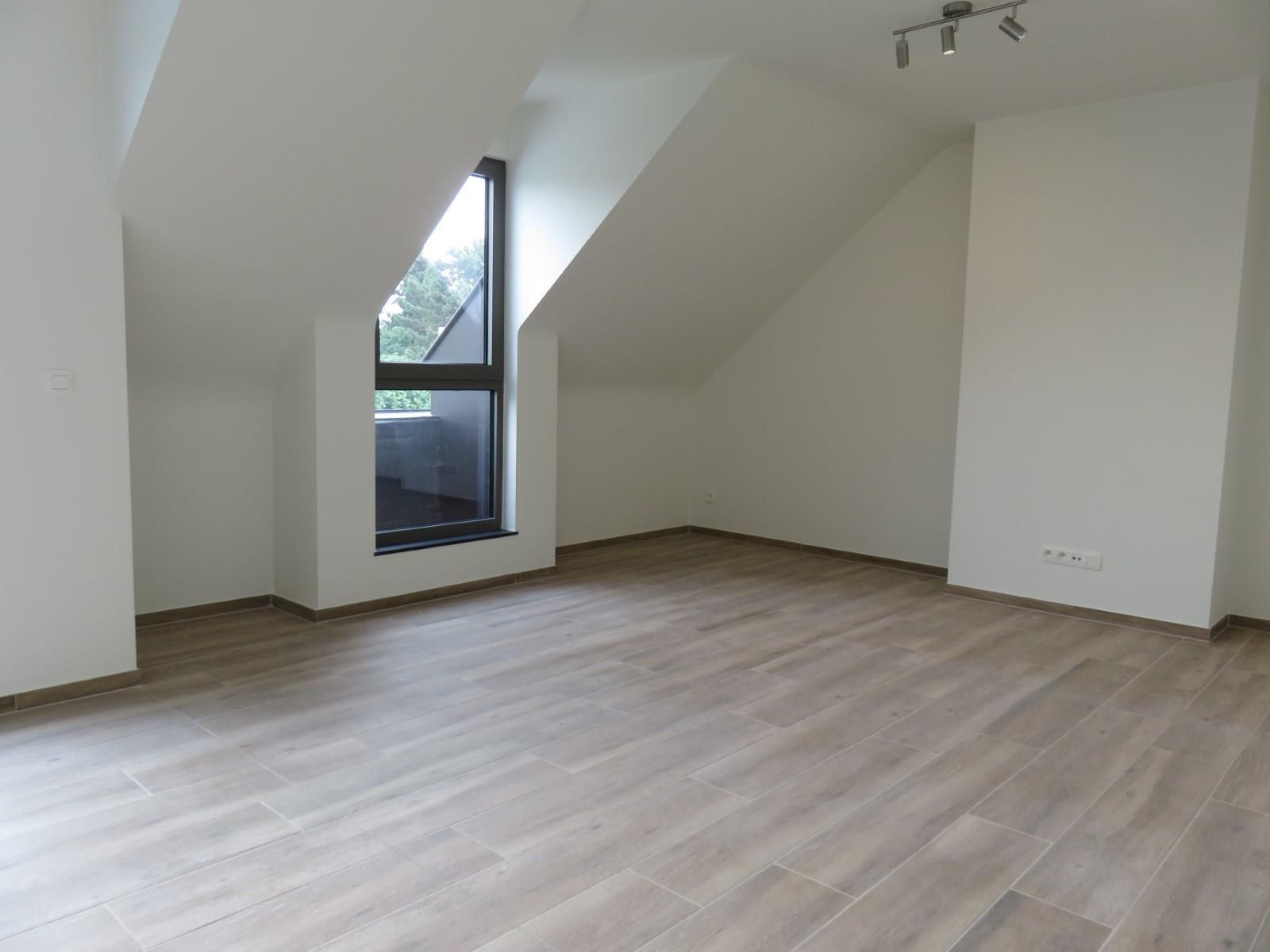 Dakappartement met 2 slaapkamers, terras en autostaanplaats! foto 8