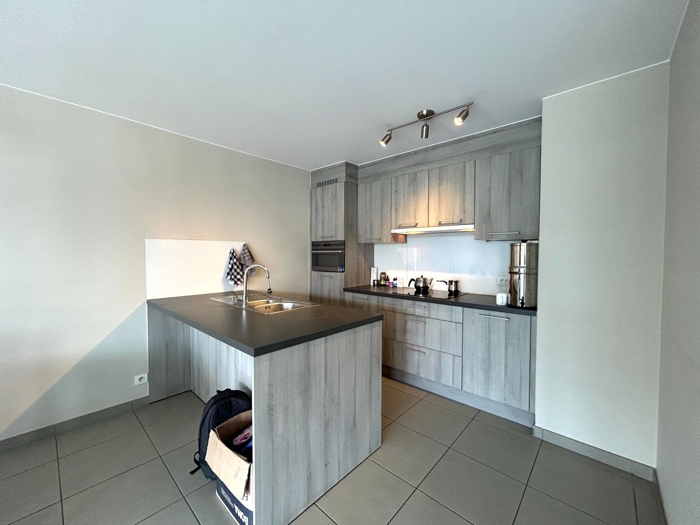 Instapklaar twee-slaapkamerappartement met 2 terrassen te centrum Roeselare! foto 4