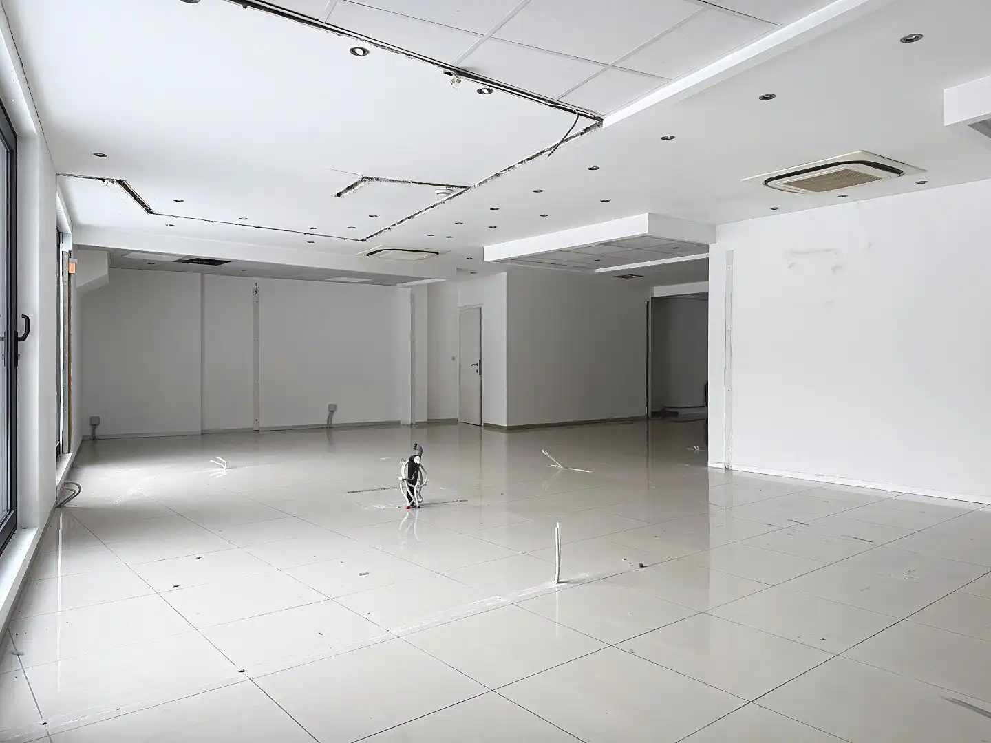 TOPLOCATIE! Commercieel Gelijkvloers (180m²) + Terras & Parking te Huur in Wolvertem (Meise) foto 7