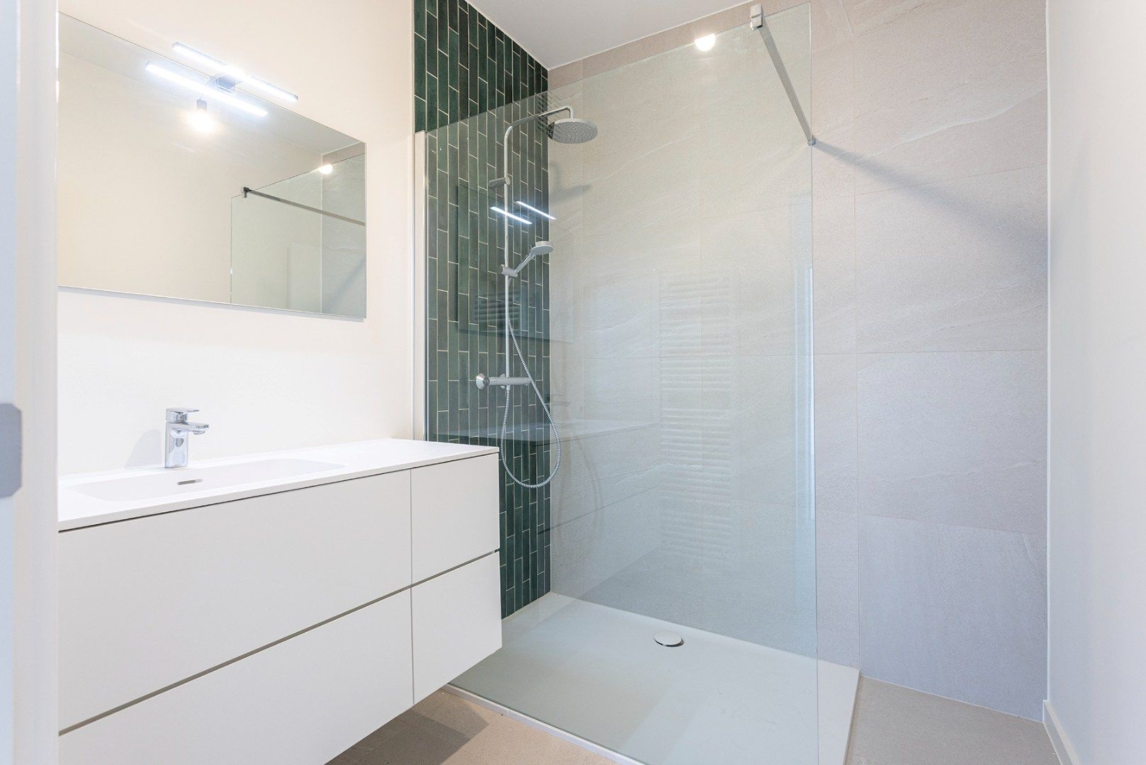 Ruim vernieuwbouw 2-slaapkamer appartement nabij De Roma! foto 7