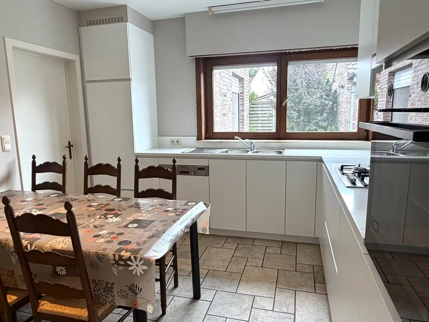 Instapklare open bebouwing met gelijkvloerse slaap- en badkamer en drie slaapkamers op verdiep. foto 8
