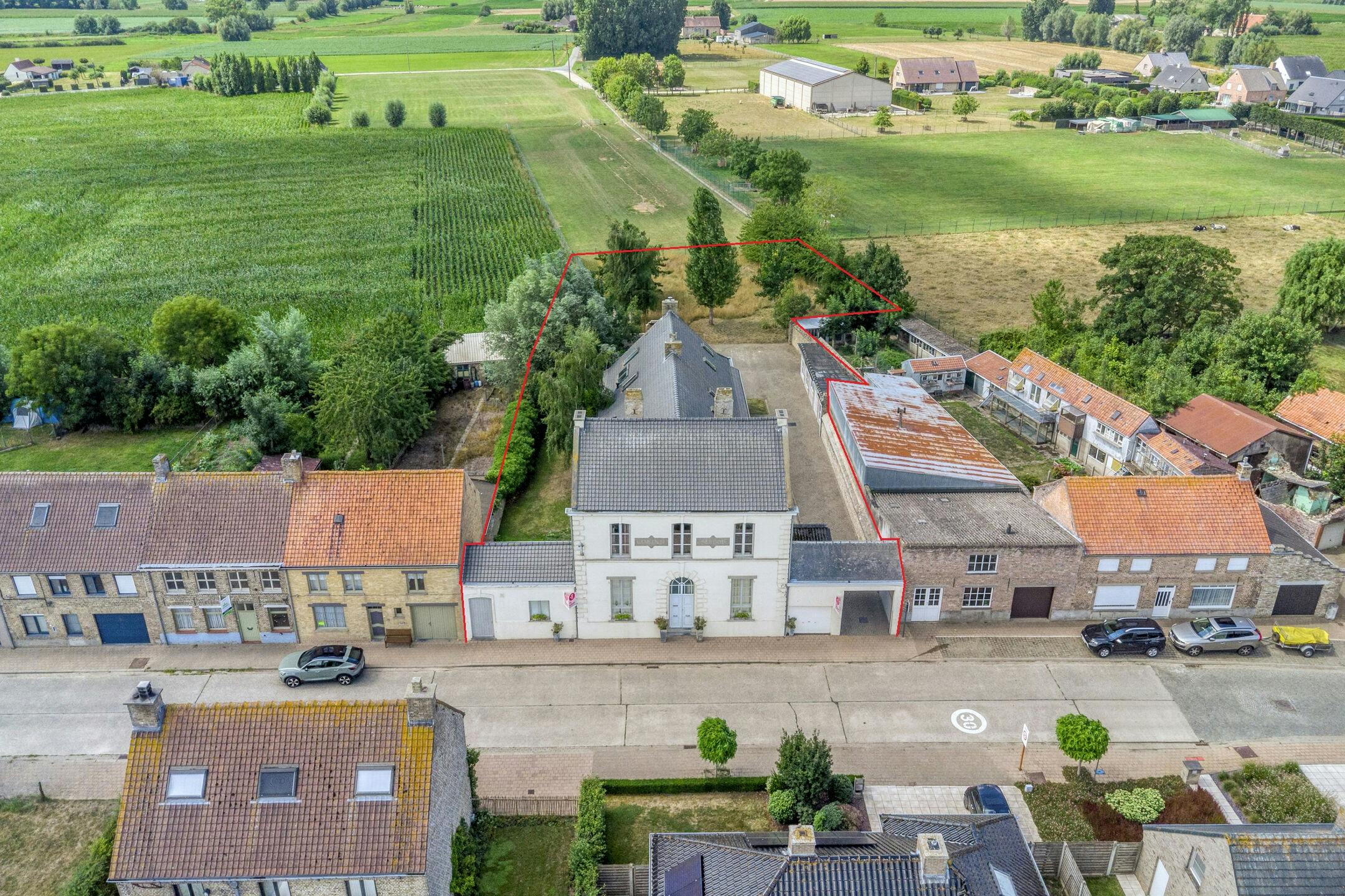 Opbrengsteigendom: - woning - 3 appartementen - studio - tuin foto {{pictureIndex}}
