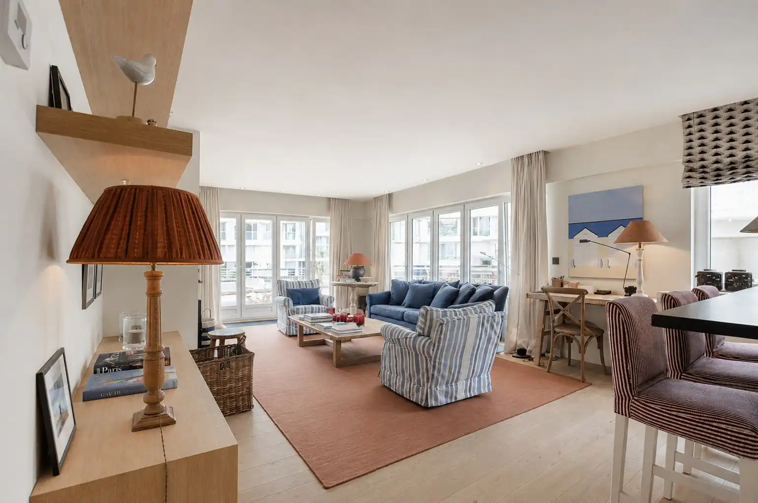 Stijlvol hoekappartement met tijdloze elegantie en een open zicht op de Kustlaan. foto 11