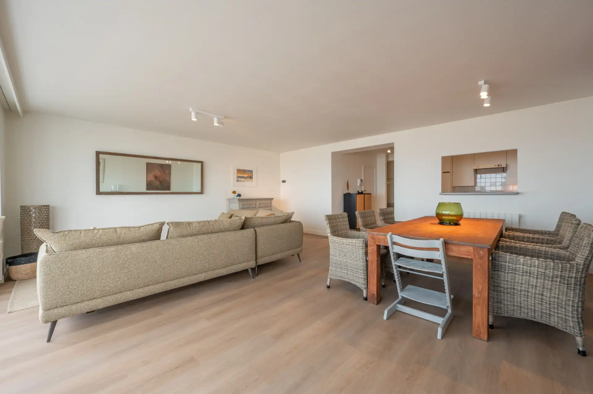 Gemeubeld: Zeer ruim appartement met zeezicht vlakbij het Rubensplein! foto 5