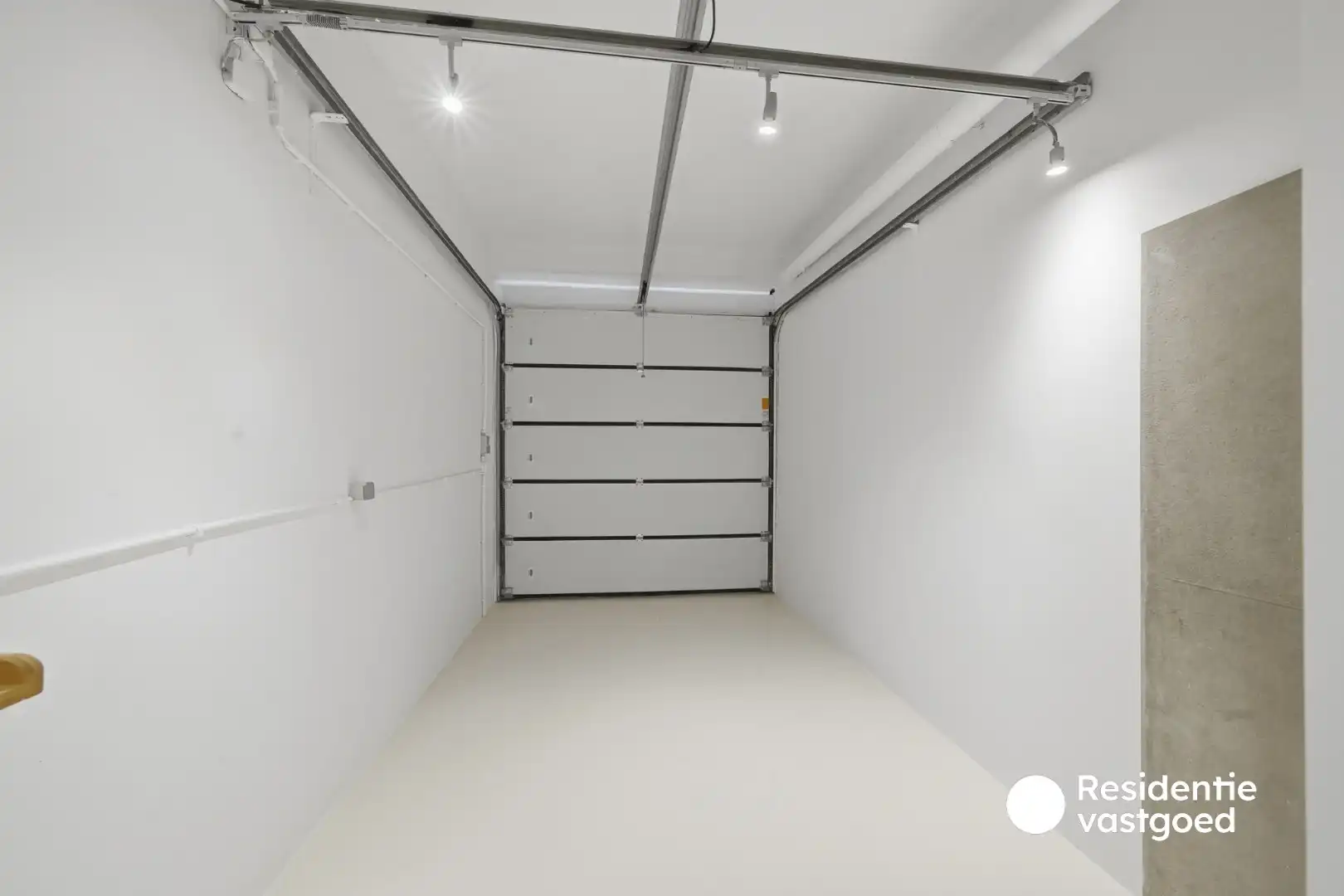 Gelijkvloers en gerenoveerd appartement met garage in Oostende foto 17