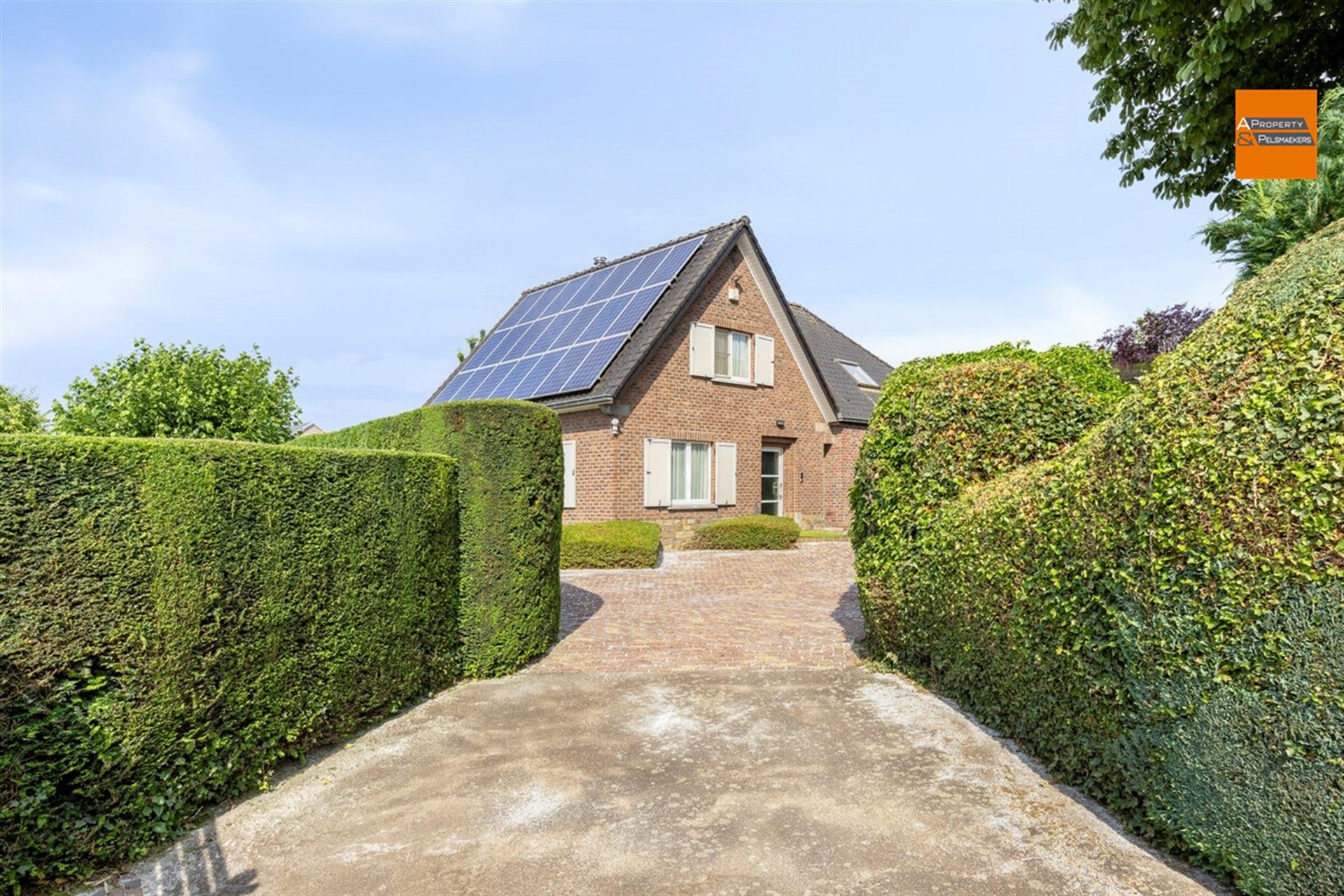 Gerenoveerde villa 3 kamers met prachtige tuin. foto {{pictureIndex}}