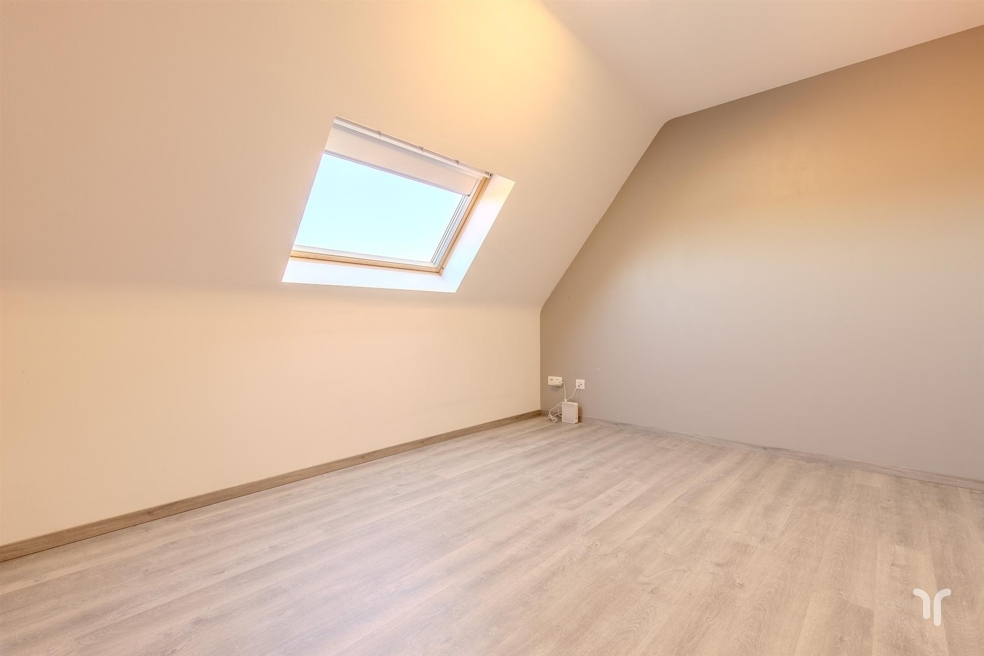 Ruim duplexappartement met 3 slaapkamers en 2 badkamers. foto 7