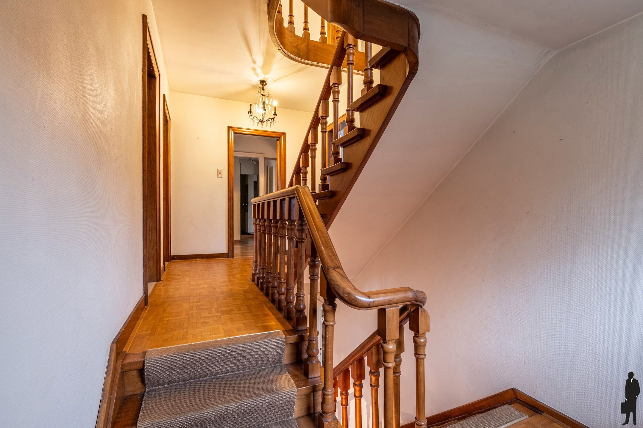 Statige en ruime gezinswoning met 5 slpks op 1.065m² foto 12