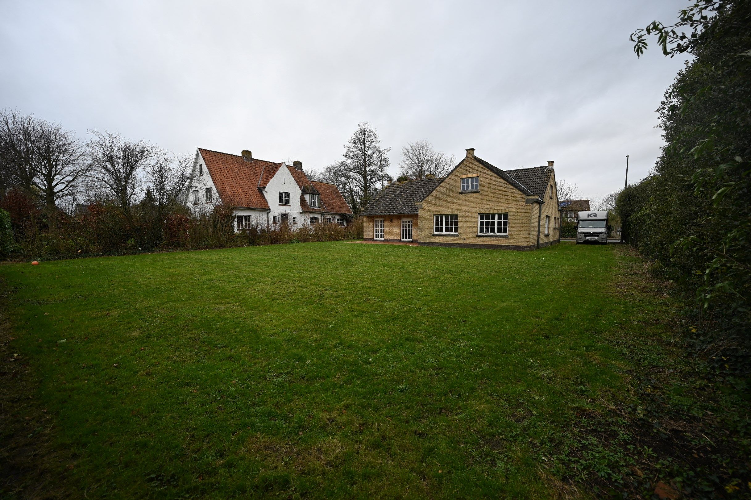 Rustig gelegen villa  op een prachtig perceel van 937 m² in een residentiële wijk vlakbij de invalswegen en op enkele minuten rijden van het centrum van Knokke  foto 2