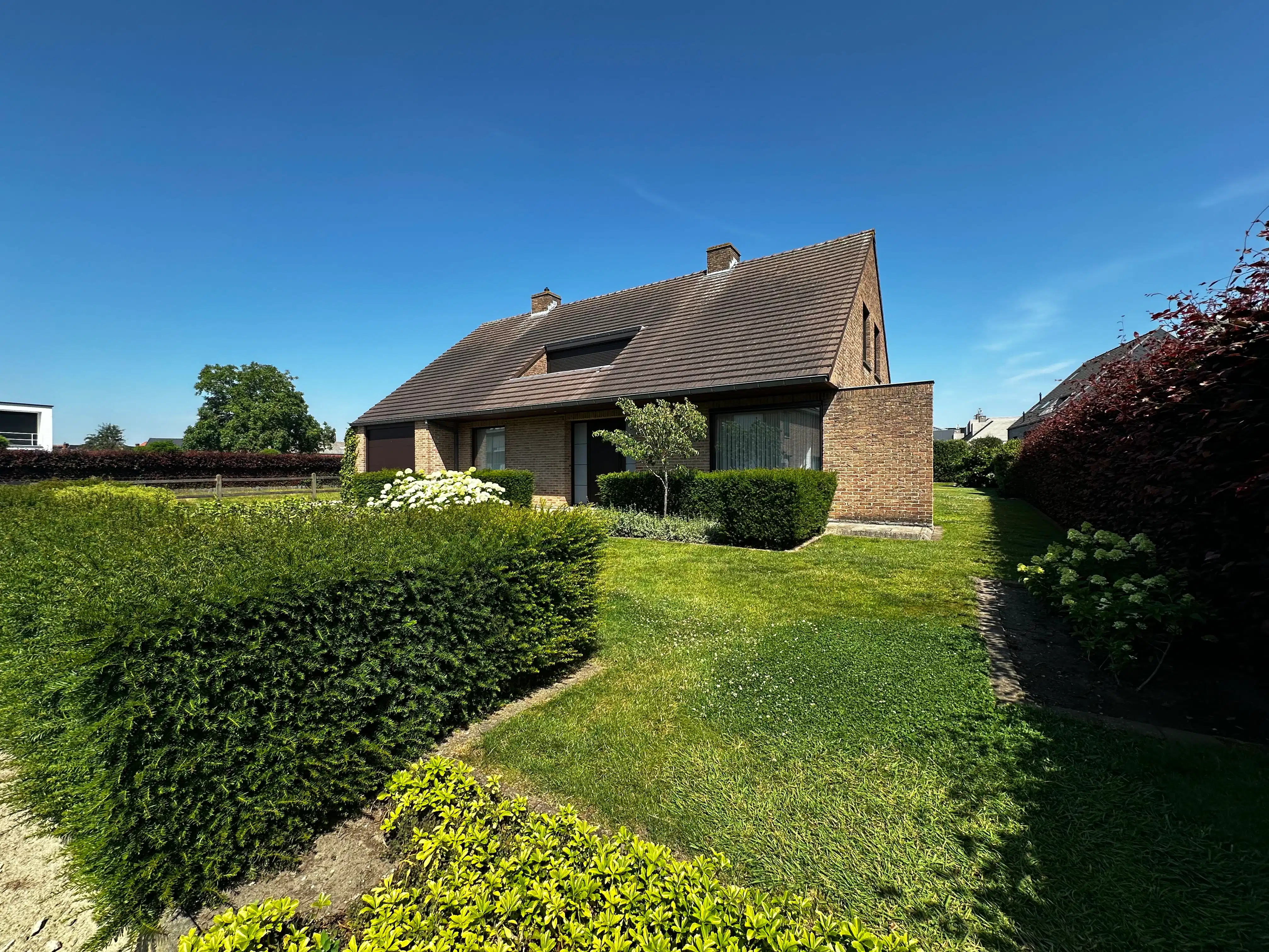 Ruime en lichtrijke woning te huur in het rustige Knesselare foto {{pictureIndex}}
