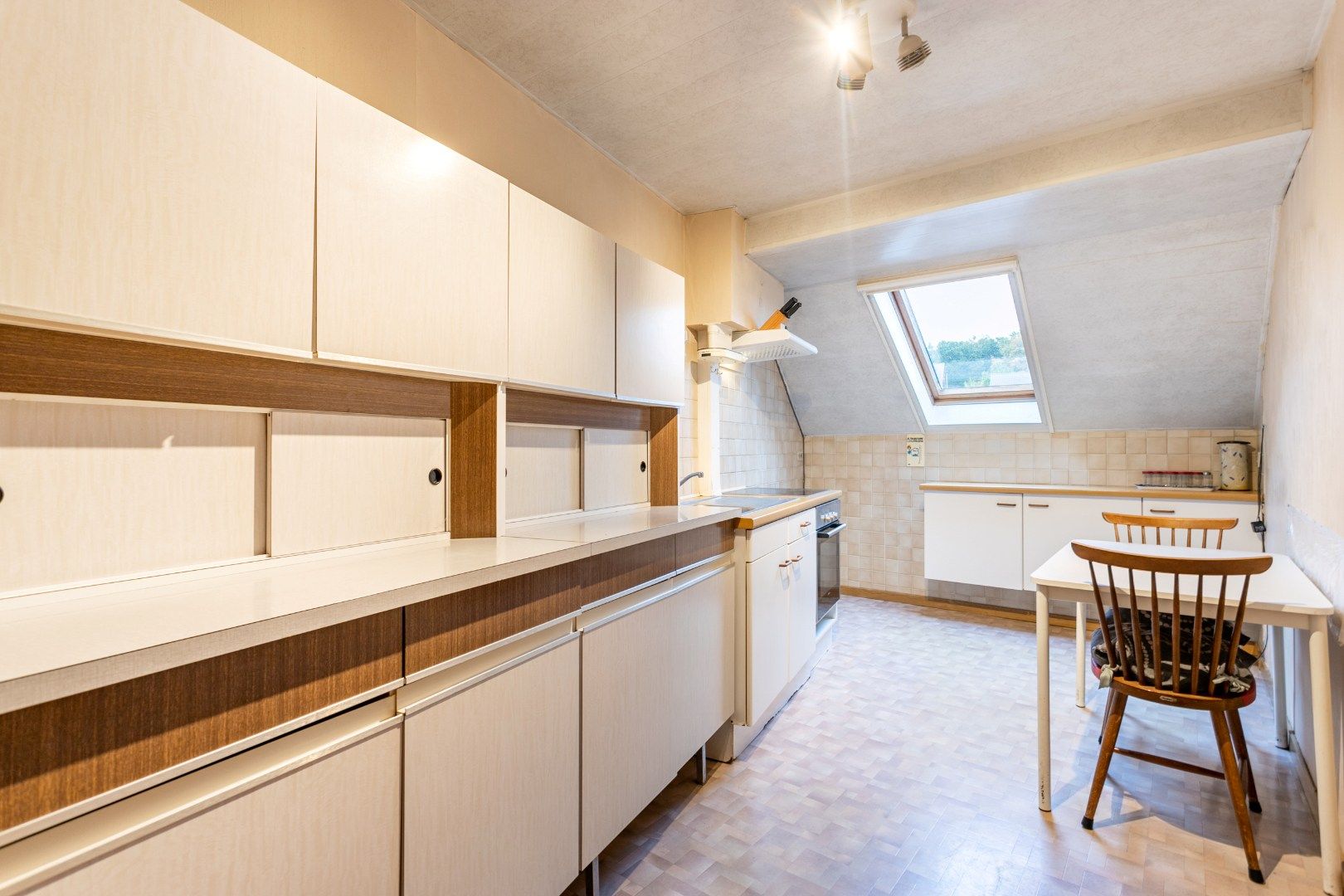 Te renoveren bel-étage met 2 slpk en garage te Buizingen foto 7